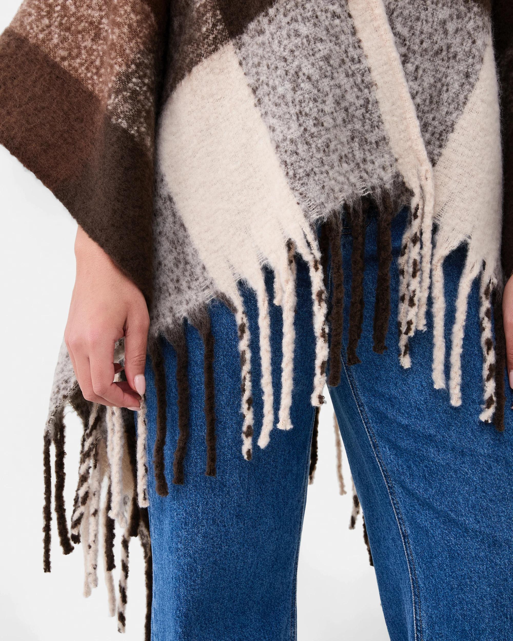 6 Fluffy Wrap Scarf Fudge Chck, 6 of 6