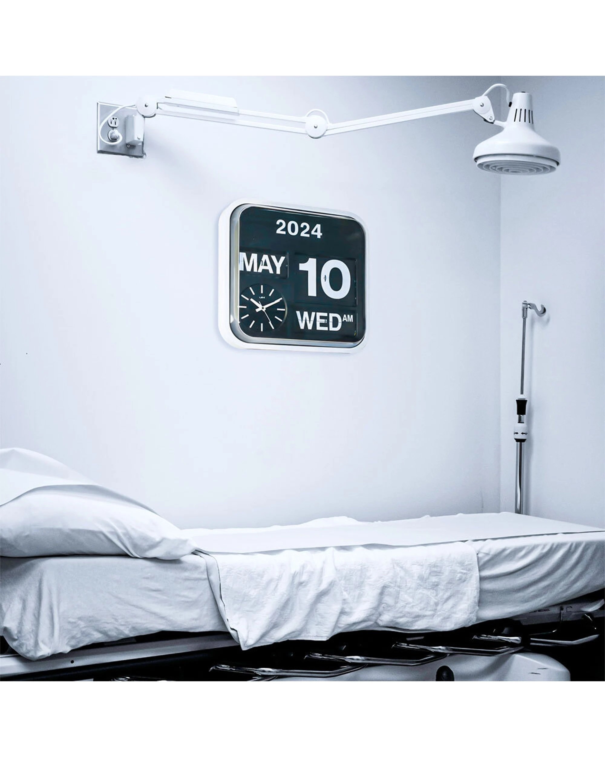 2 LENI Bankers Wall Clock With Calendar 43cm Silent Analog Movement ABS Frame - Black, 2 of 3