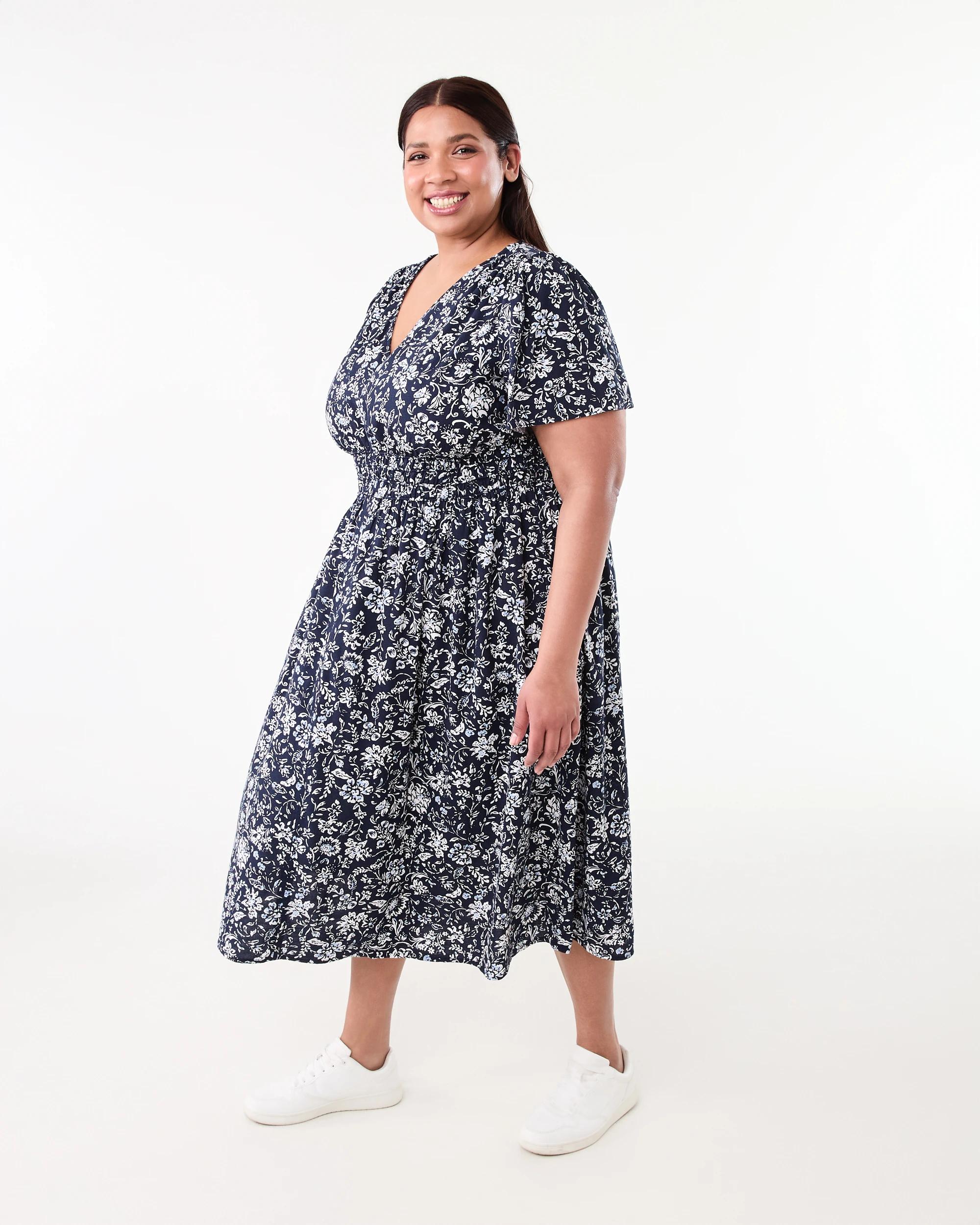 2 Curve Short Sleeve V-Neck Midi Dress Nav Chintz, 2 of 7