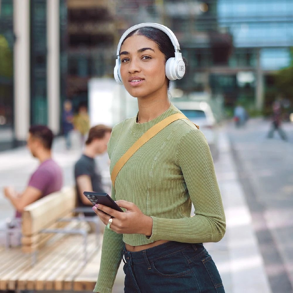 10 JBL Live 670 Wireless On-Ear Headphones White, 10 of 10