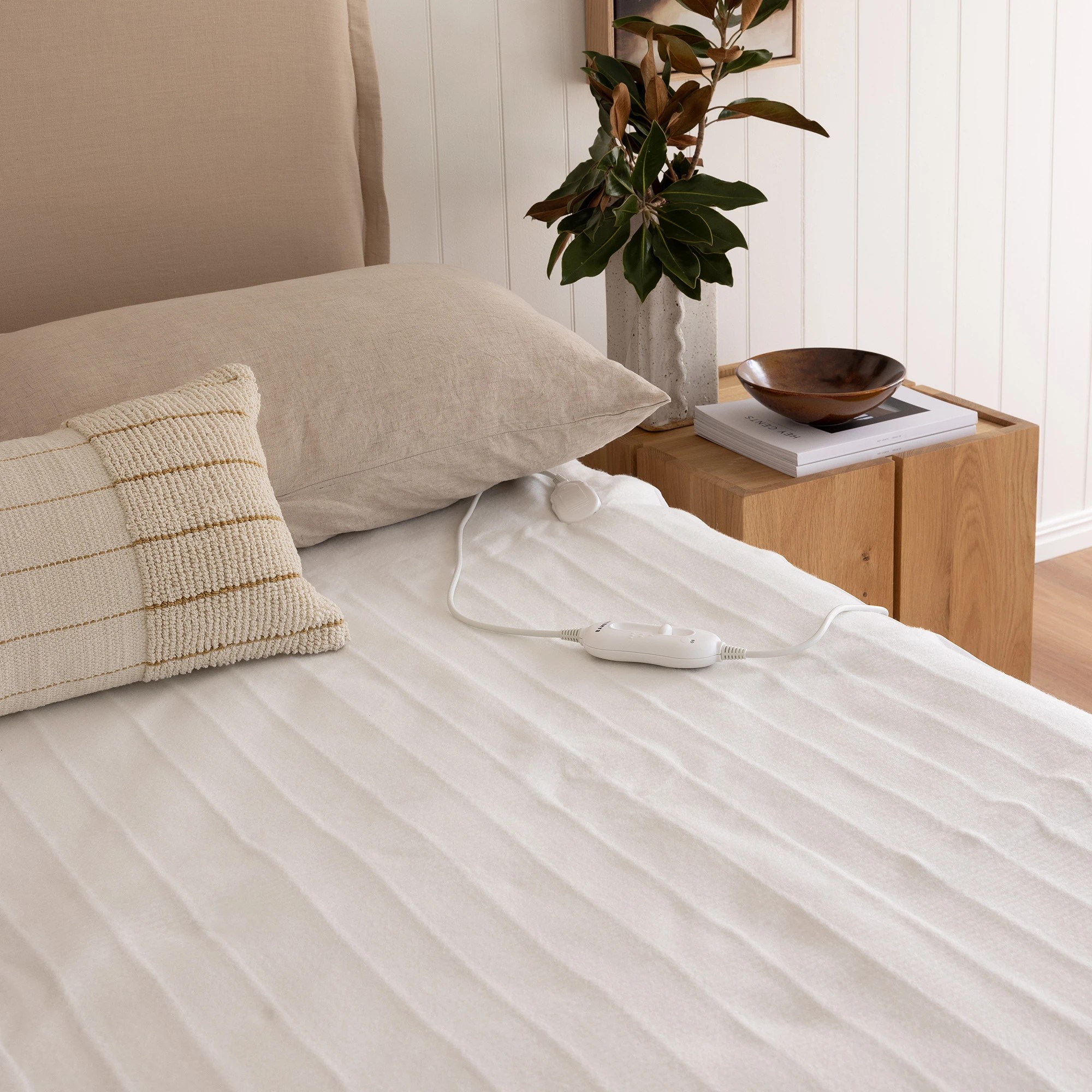 3 Bambury Electric Blanket Fully Fitted 3 heat settings Right hand side controller - Long Single Bed - White, 3 of 5