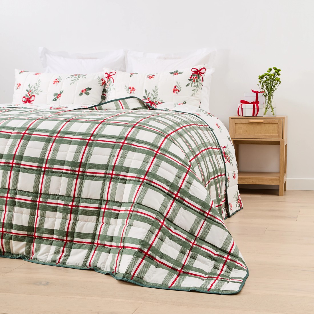 4 Mistletoe Reversible Coverlet Set - Queen/King Bed, 4 of 9