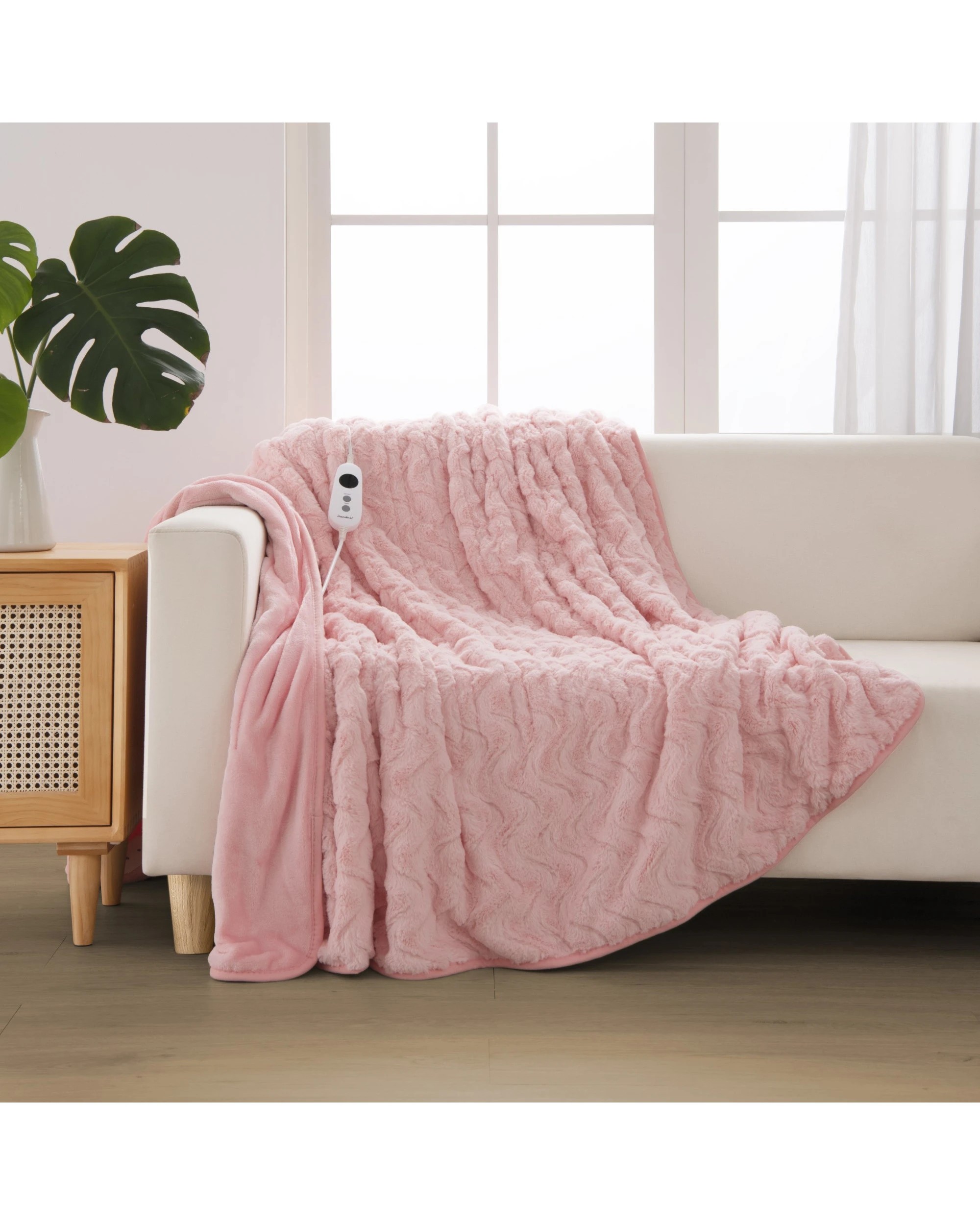 1 Dreamaker Felix 500gsm Faux Fur Heated Throw 180x200cm - Blush Pink, 1 of 6