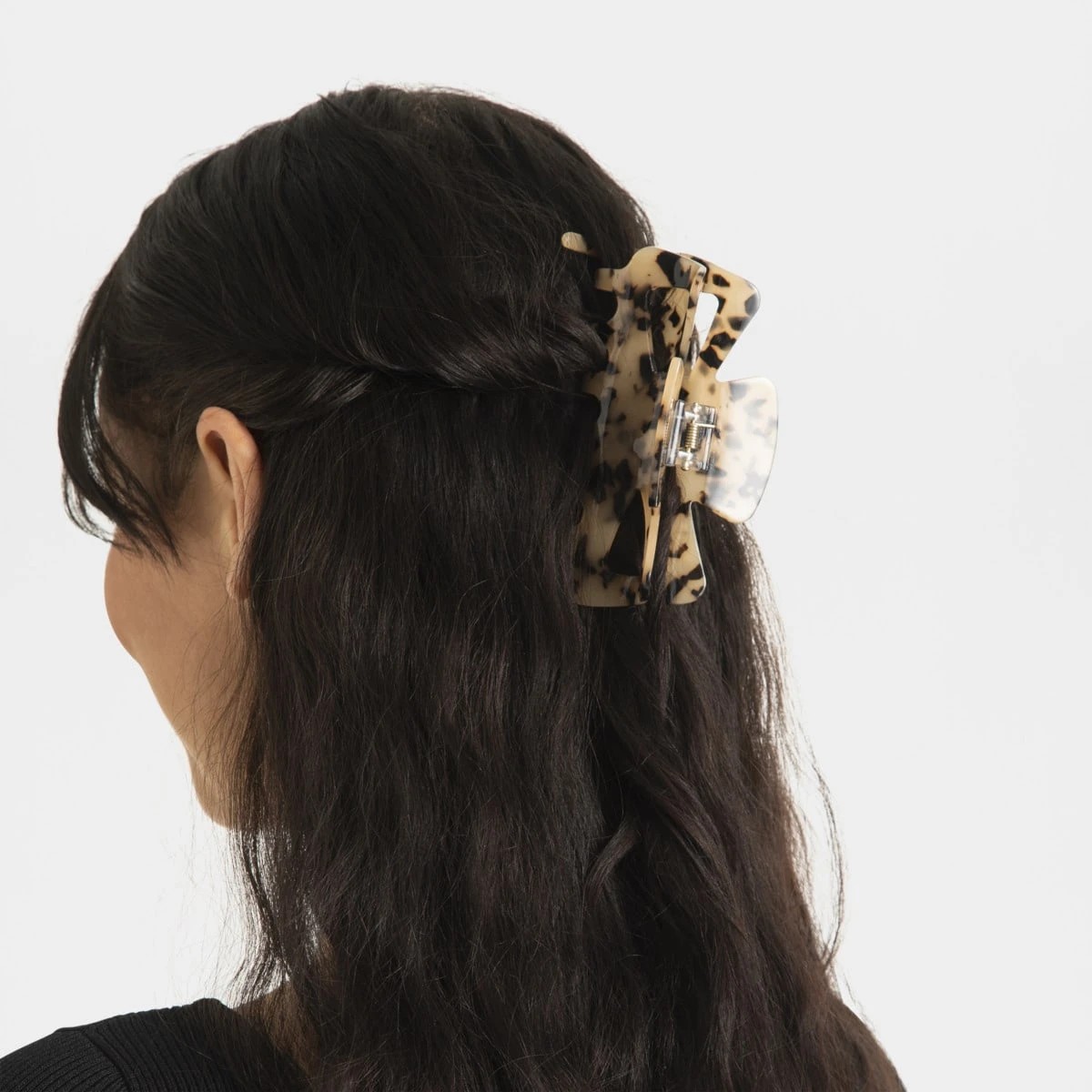 3 Oversized Claw Clip - Milky Tort, 3 of 4