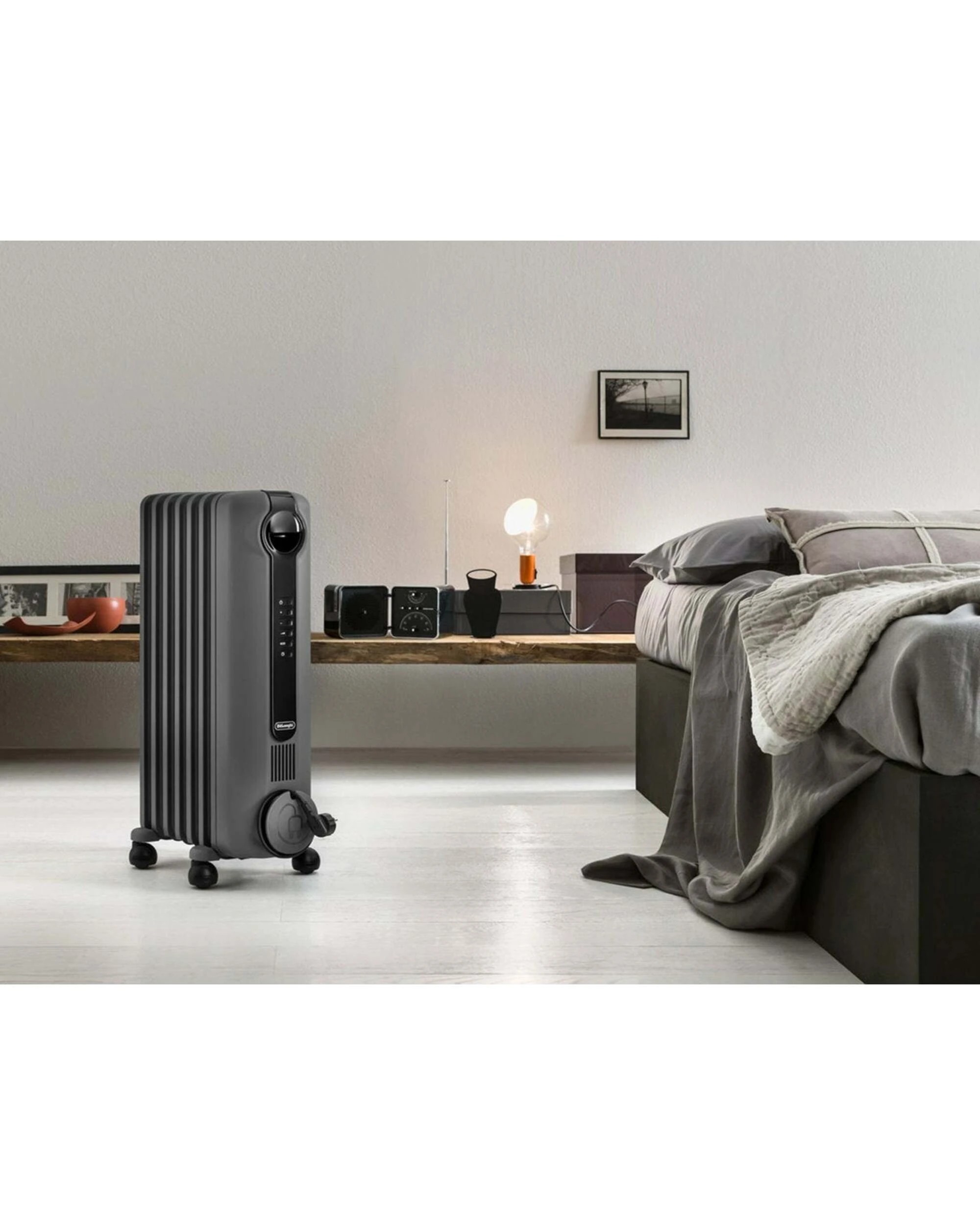 4 De'Longhi Radia S 2400W Digital Oil Column Heater Grey, 4 of 4