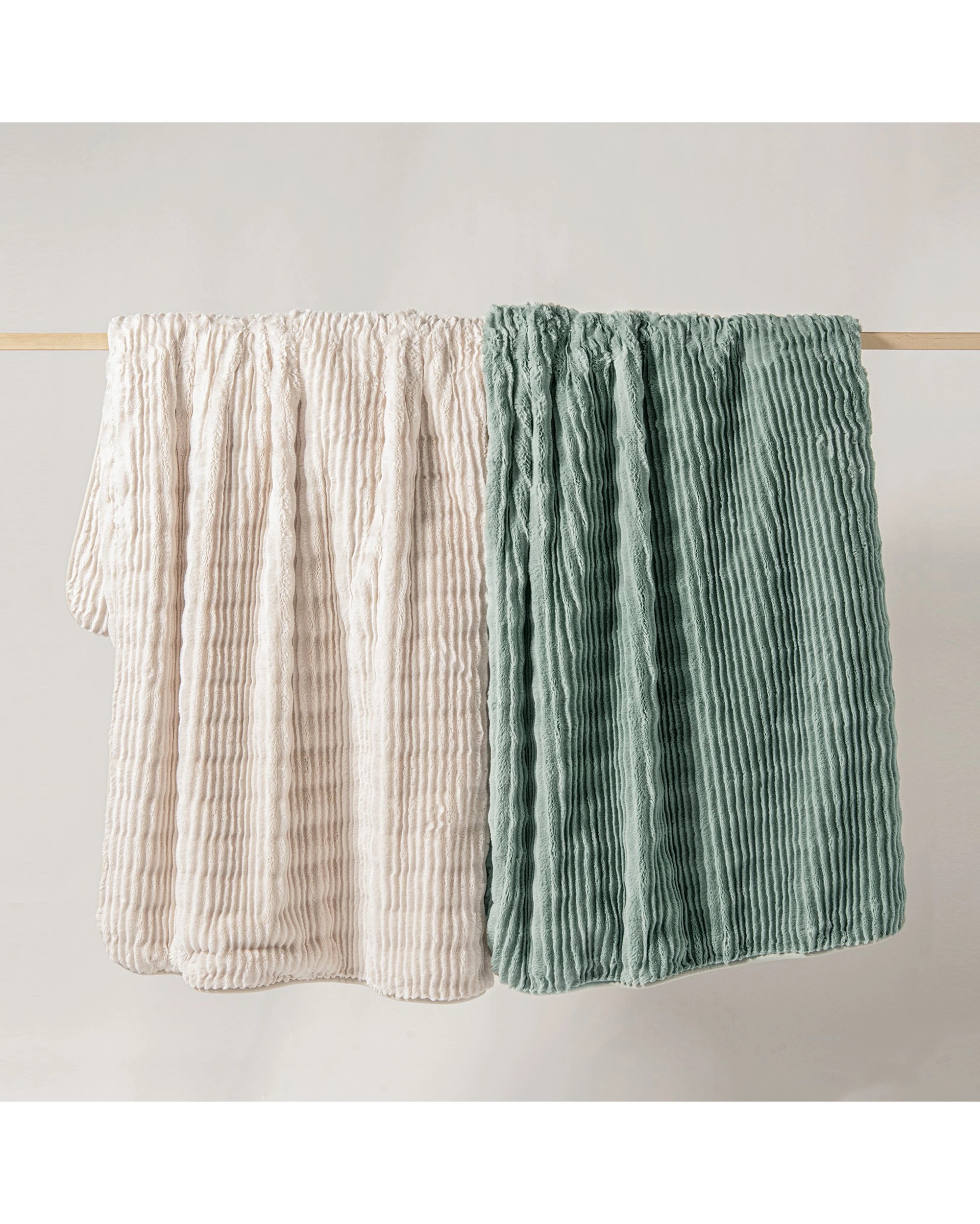 8 Dreamaker Millie Eyelash Fleece Reversible Heated Throw Faded 180x200cm - Green and Sage, 8 of 8