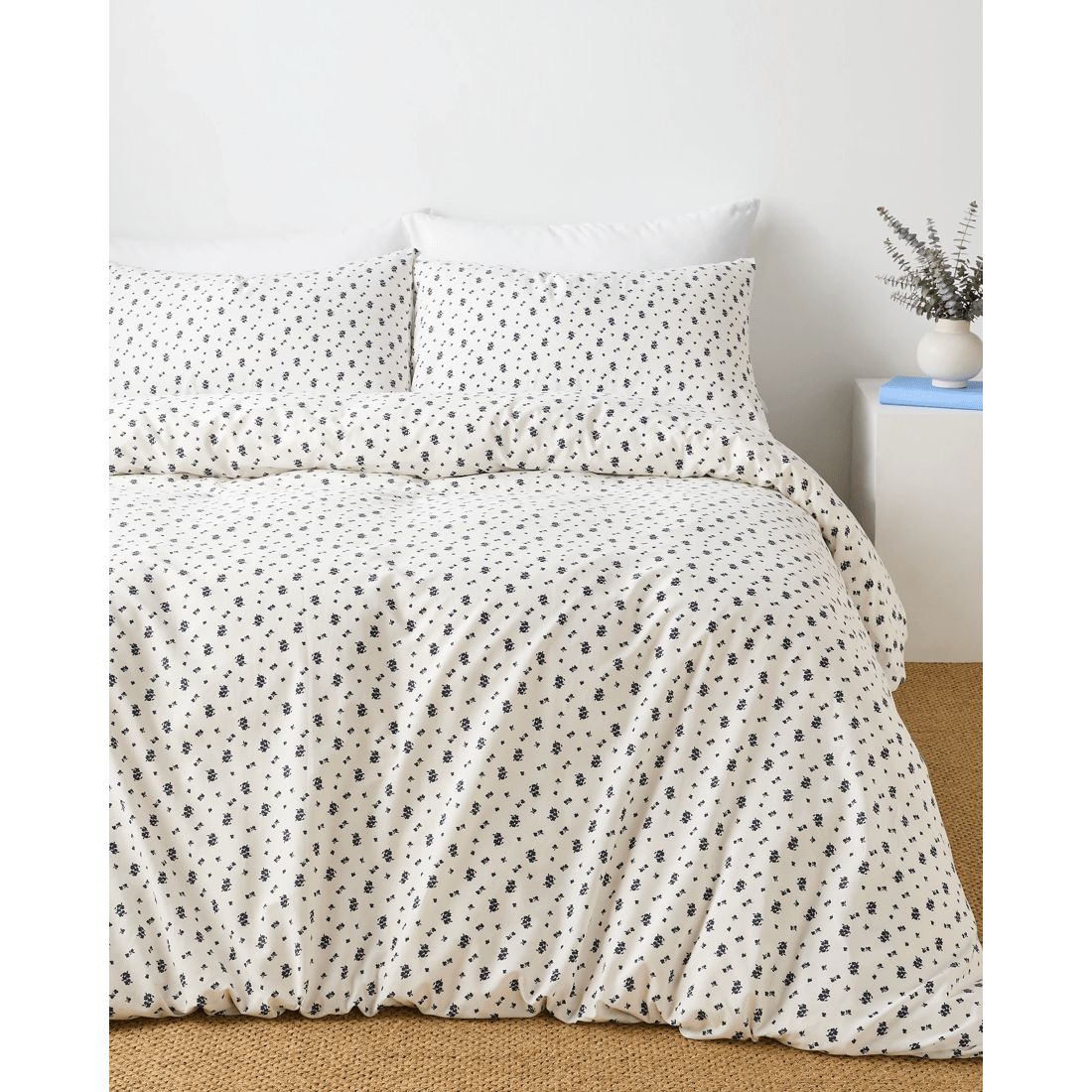 1 Target Kaylee Floral Australian Cotton Quilt Cover Set
 - King Bed
 - White, 1 of 3