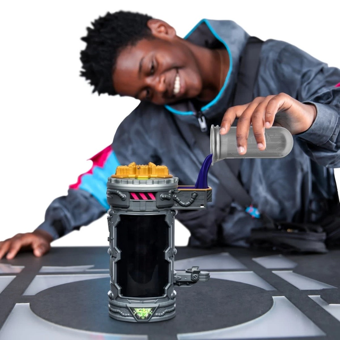 8 MrBeast Lab Mutation Chamber: Experiment to Create Your Beast Release the Exclusive Golden Panther Figure, 8 of 10