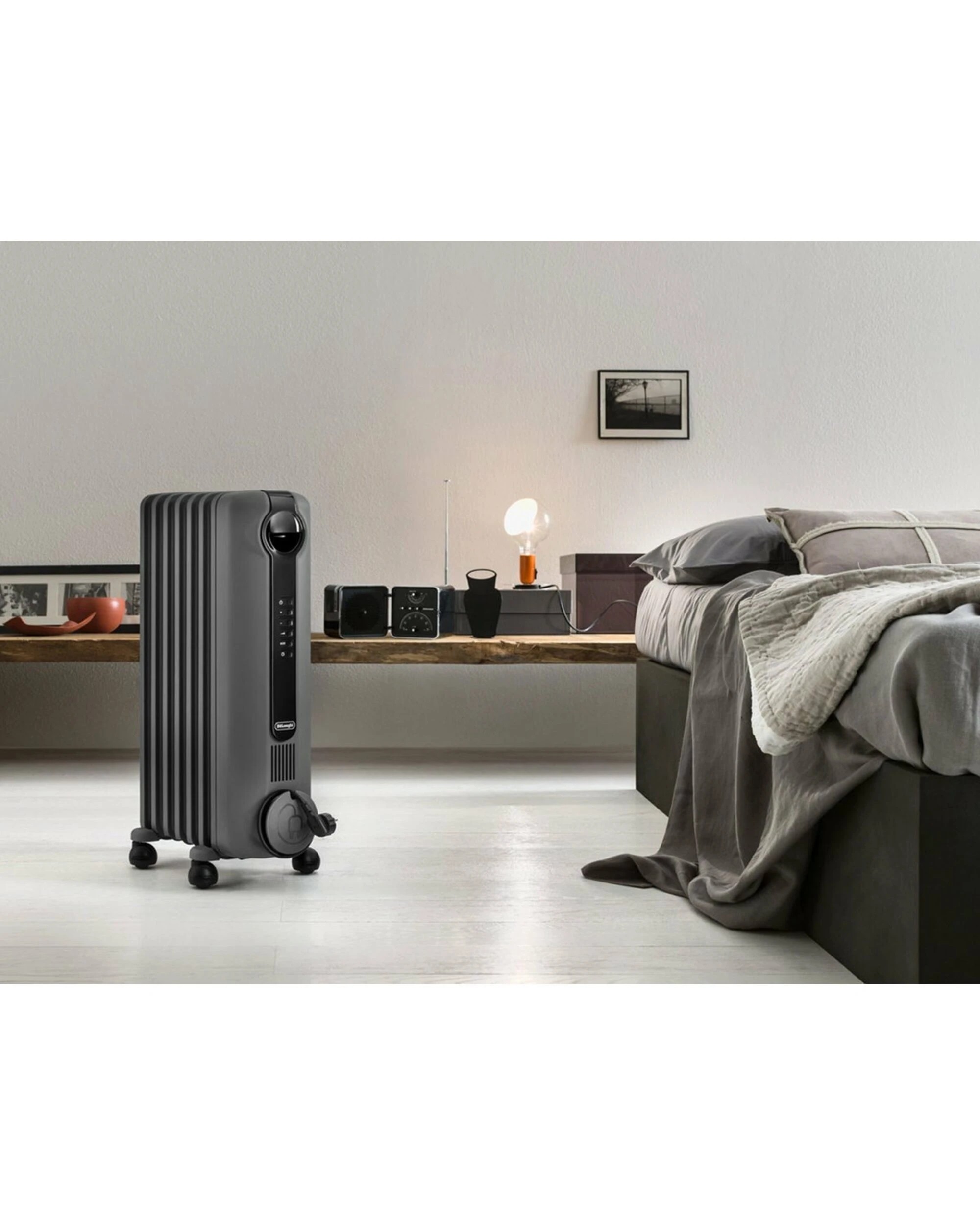 4 De'Longhi Radia S Digital 1500 watt Oil Column Heater with Timer, 4 of 5