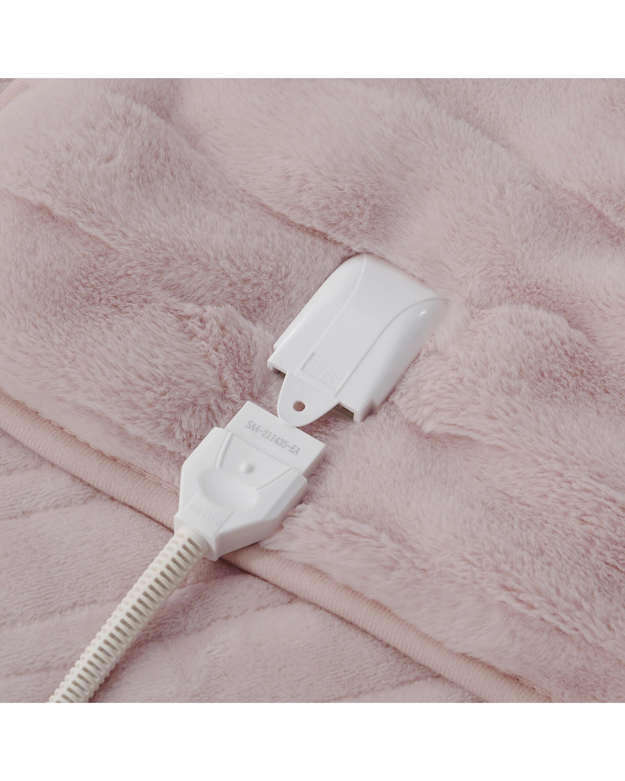 6 Dreamaker Basketweave Faux Fur Heated Throw 130x160cm - Blush Pink, 6 of 10