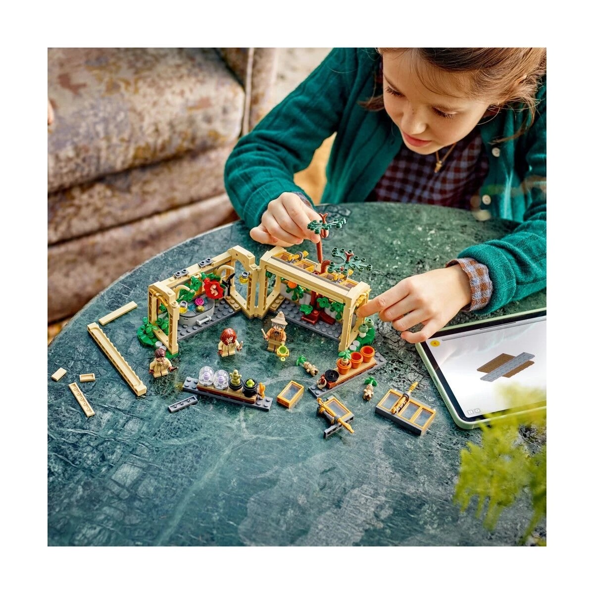 7 LEGO Harry Potter Hogwarts Castle: Herbology Class 76445, 7 of 10