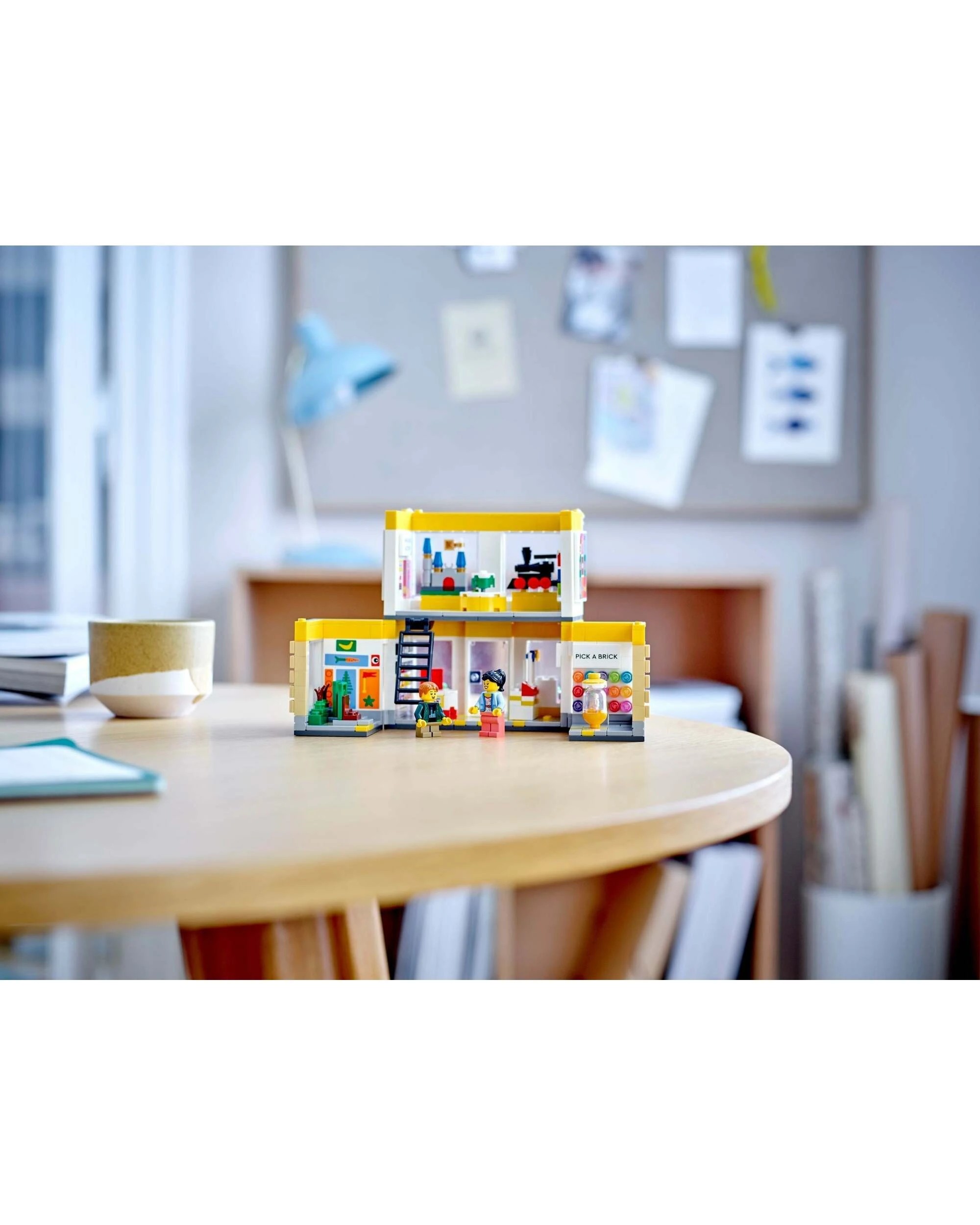 4 LEGO 40574 Brand Store, 4 of 5