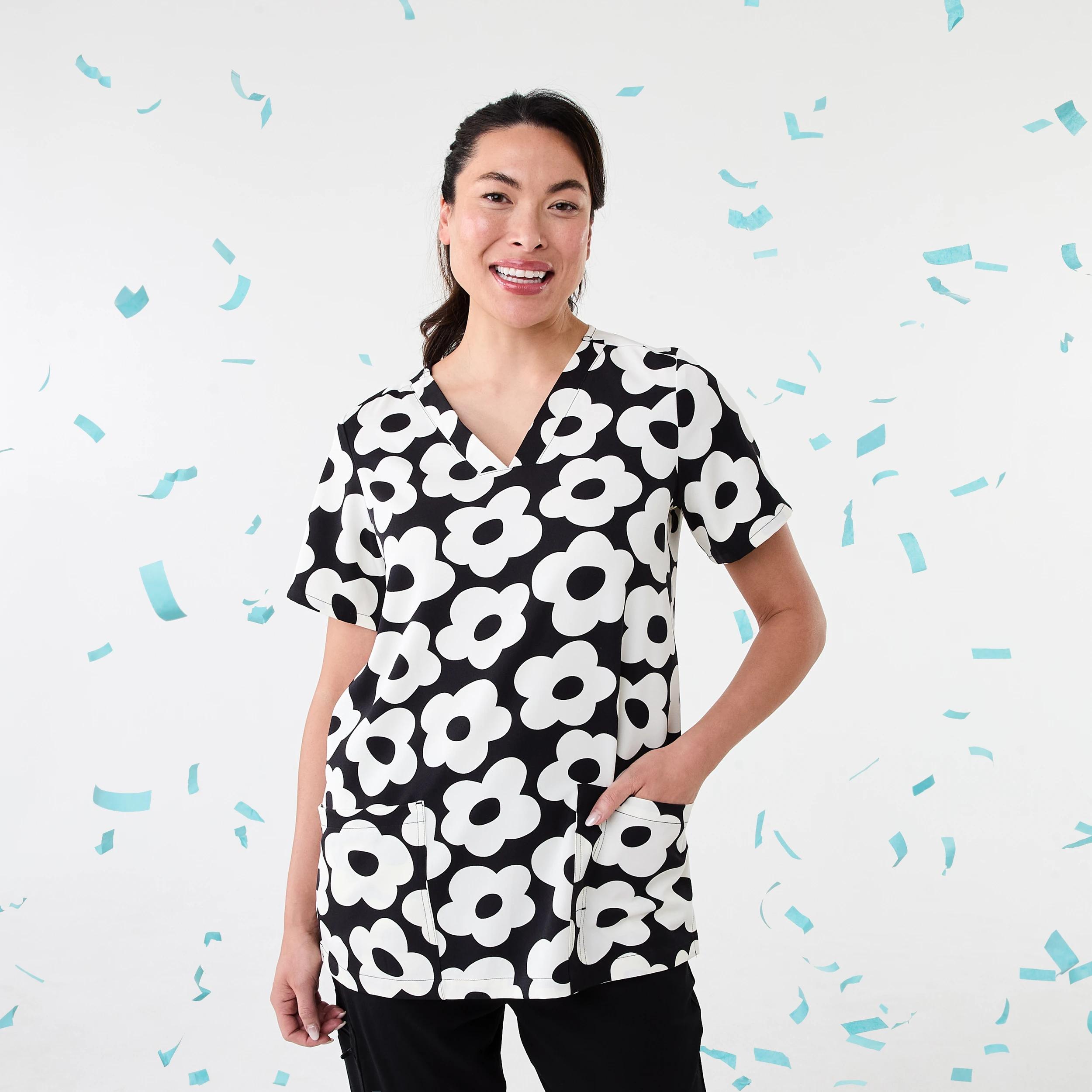 1 Womens Short Sleeve Print Scrub Top Blk Daisy, 1 of 8