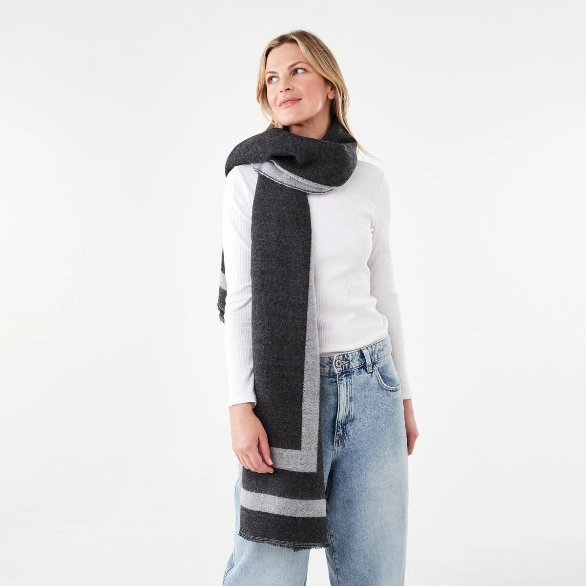 3 Jacquard Scarf Grey Geo, 3 of 3