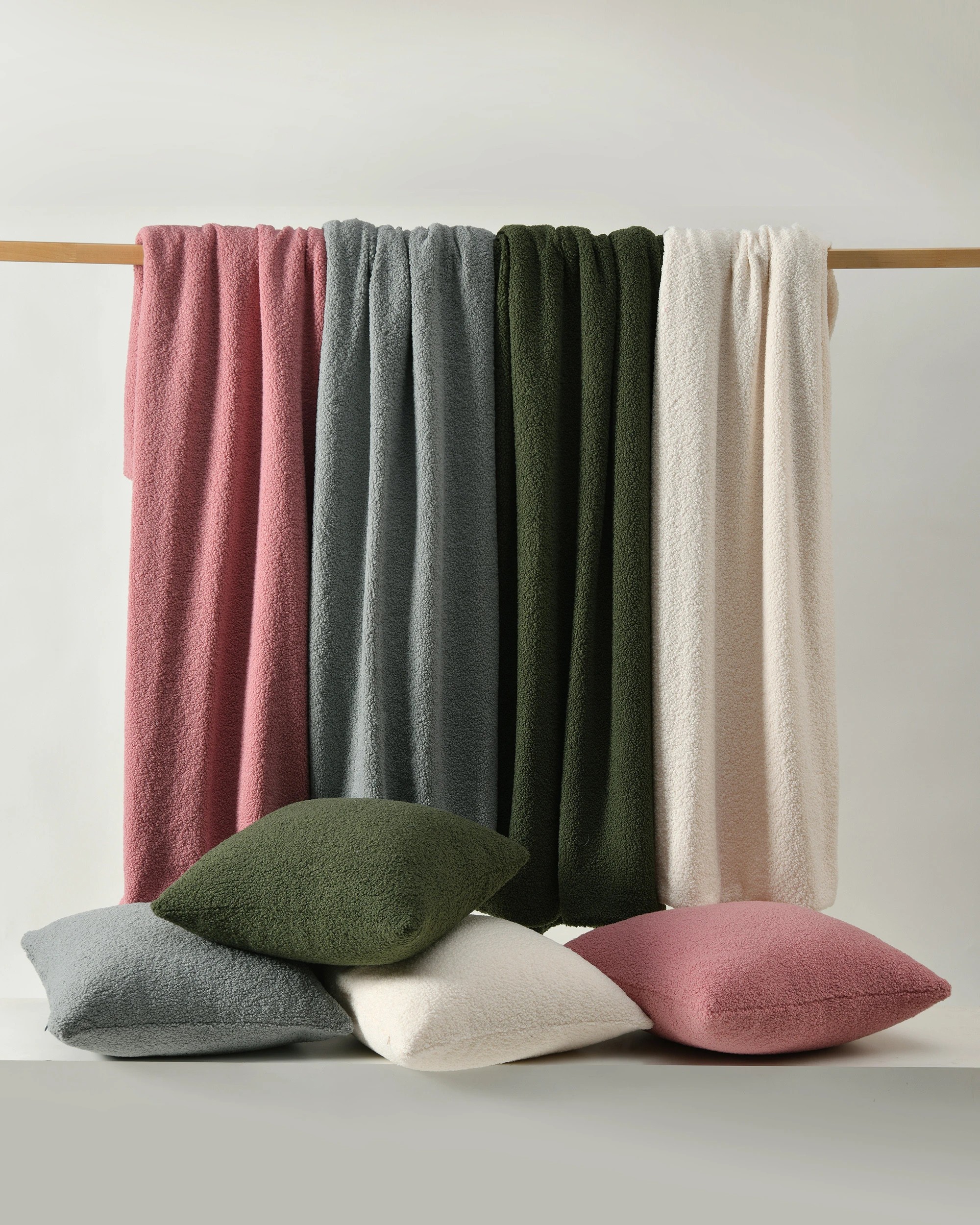 6 Dreamaker Otis Teddy Fleece Double-Sided Throw 130x160cm - Snow, 6 of 6