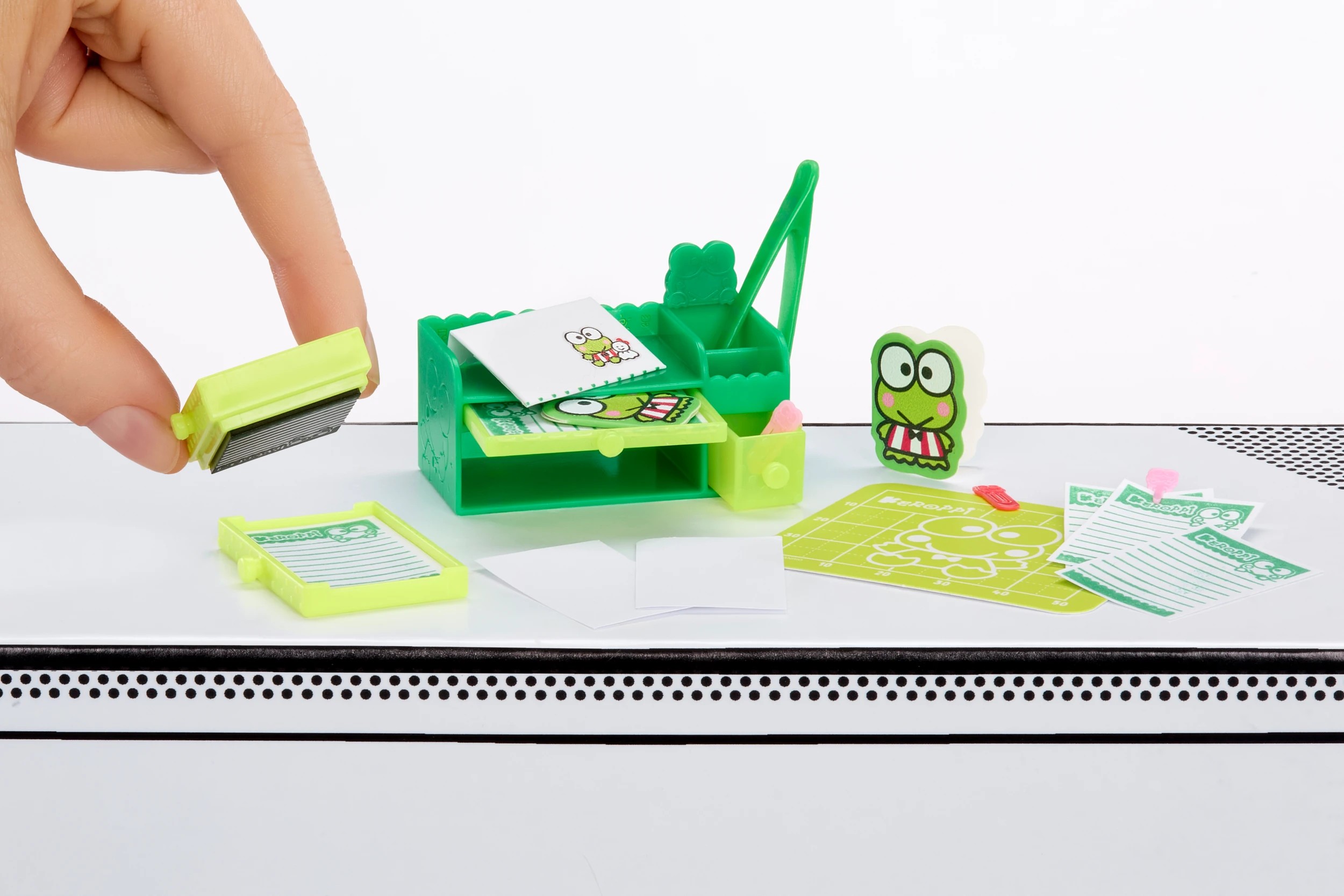 4 MGA's Miniverse - Make It Mini SANRIO Stationery in PDQ - Assorted - Multi, 4 of 6