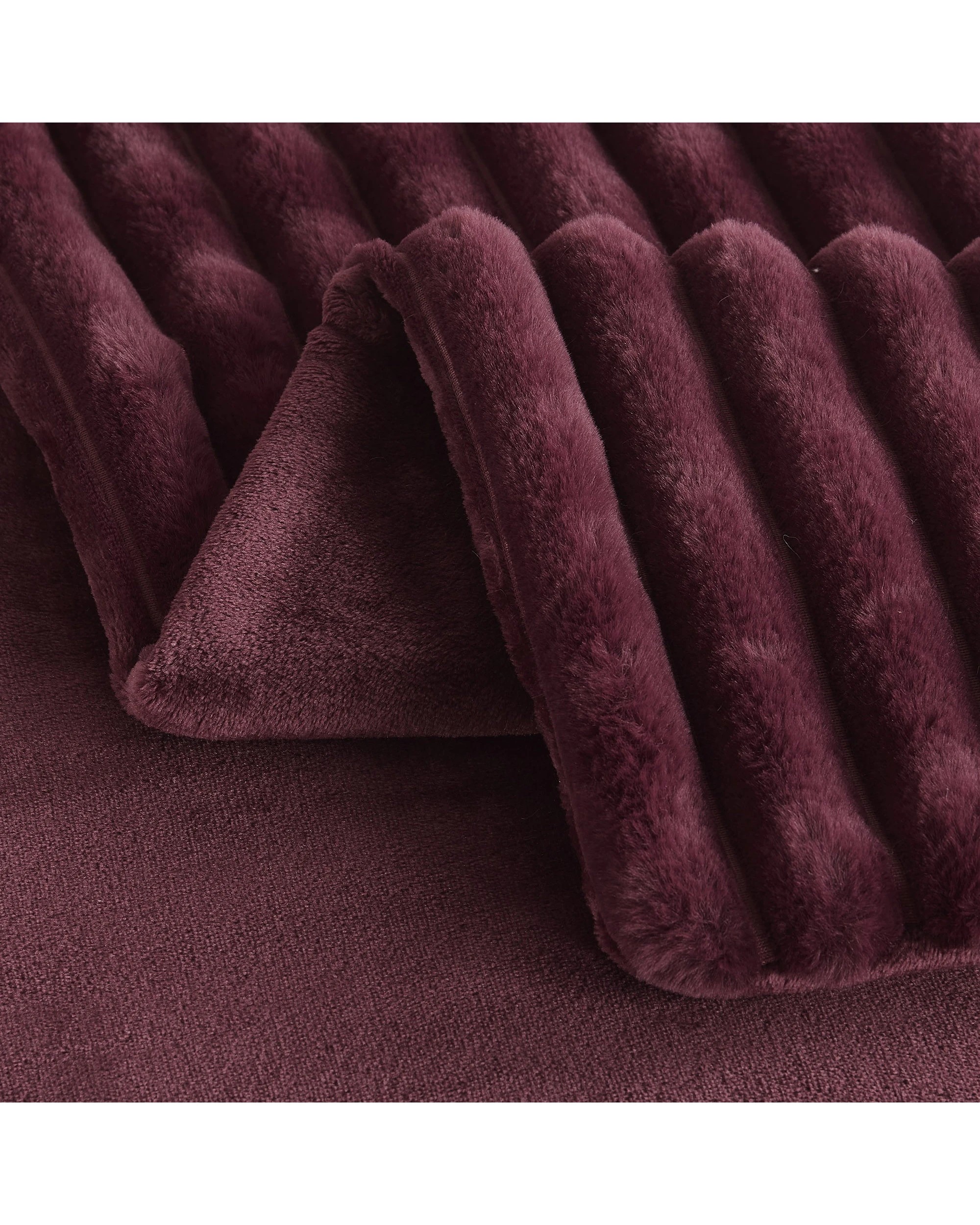 3 Dreamaker Chunky Embossed Fleece Throw 130x170cm - Cherry, 3 of 5