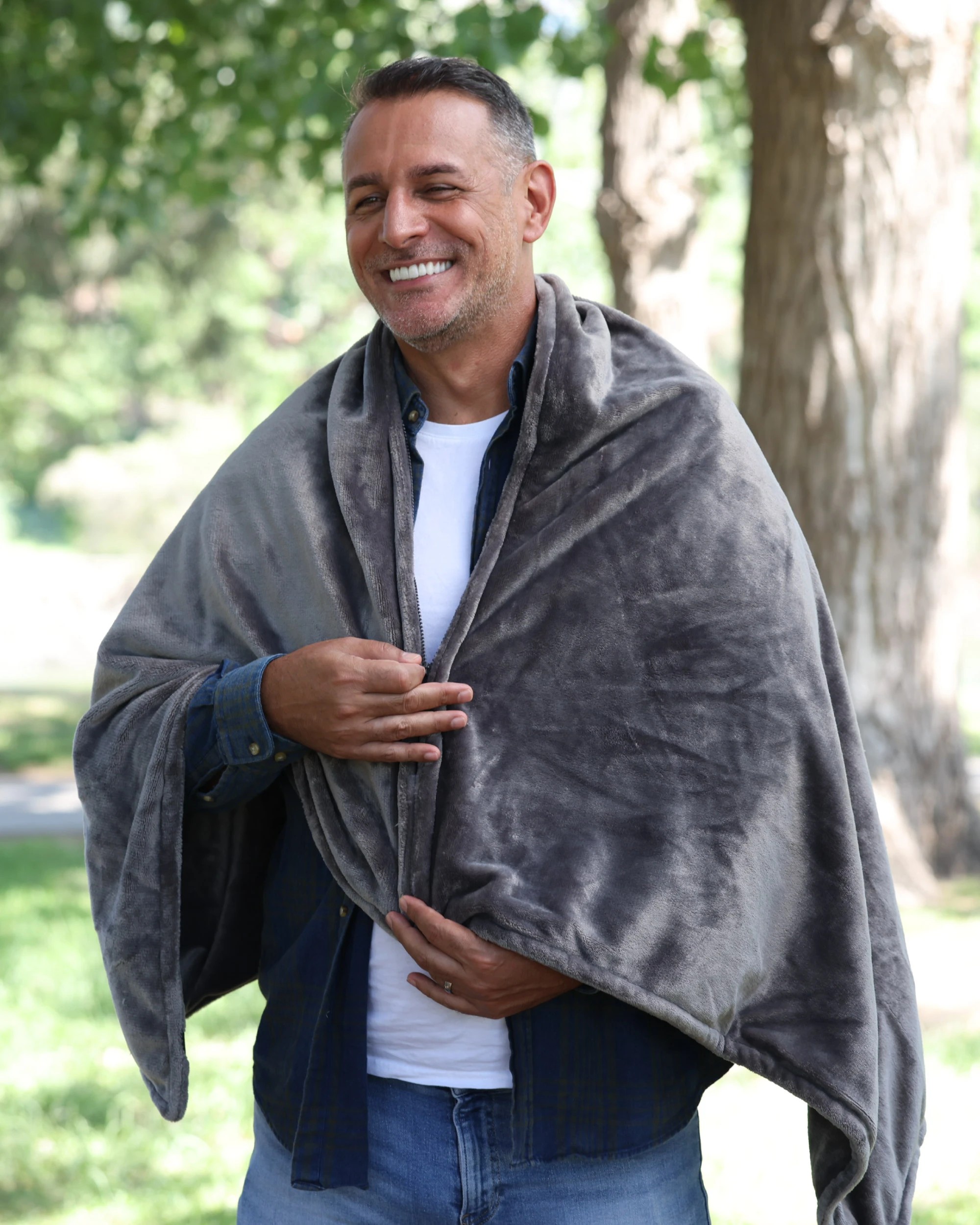 5 Sash and Bloom WinterWarm Heated Shawl Charcoal Portable 2-in-1 Super-Soft Heated Blanket That Zips Into A Shawl, 5 of 7