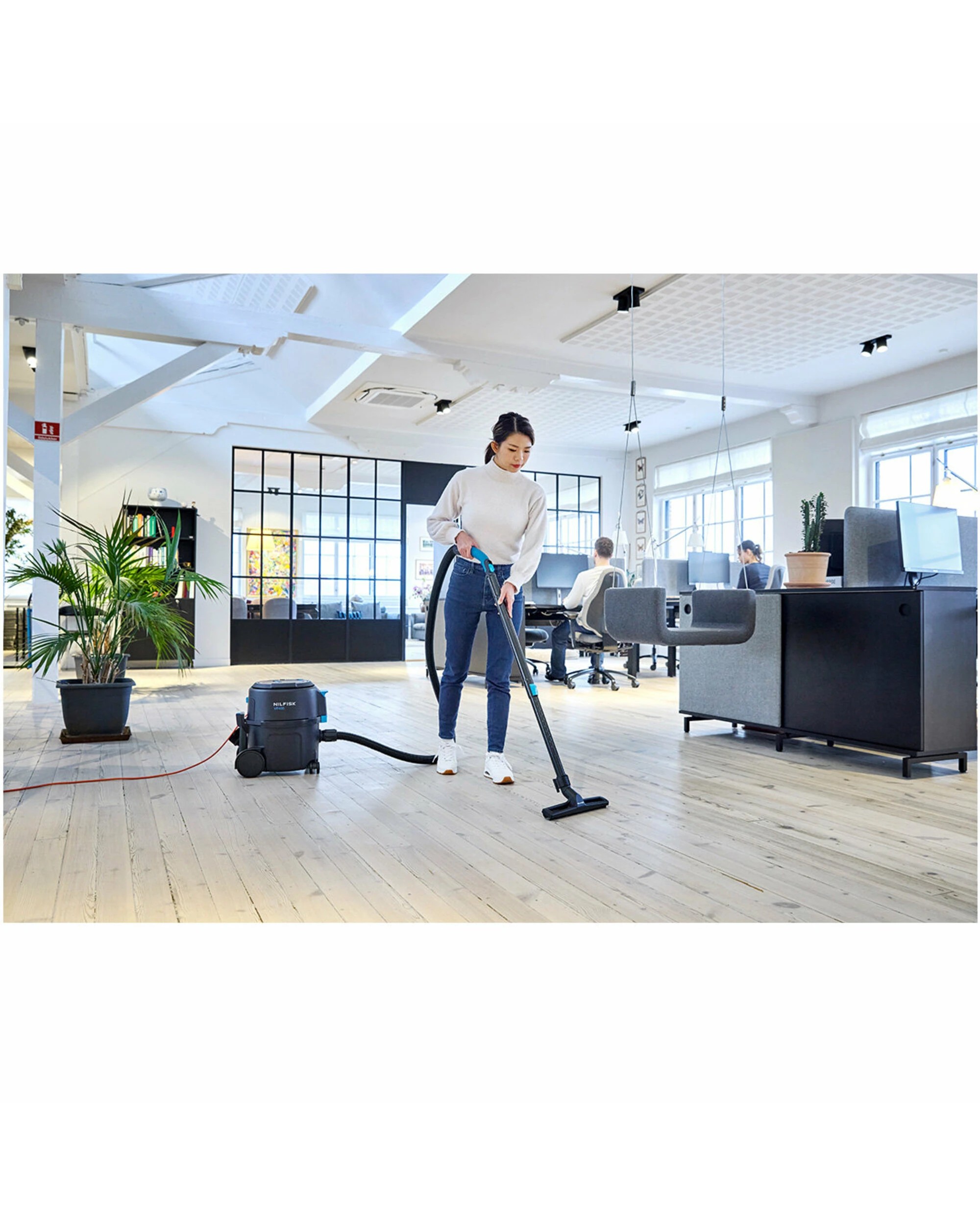 4 Nilfisk VP400 HEPA CordWinder Dry Vacuum Cleaner, 4 of 4