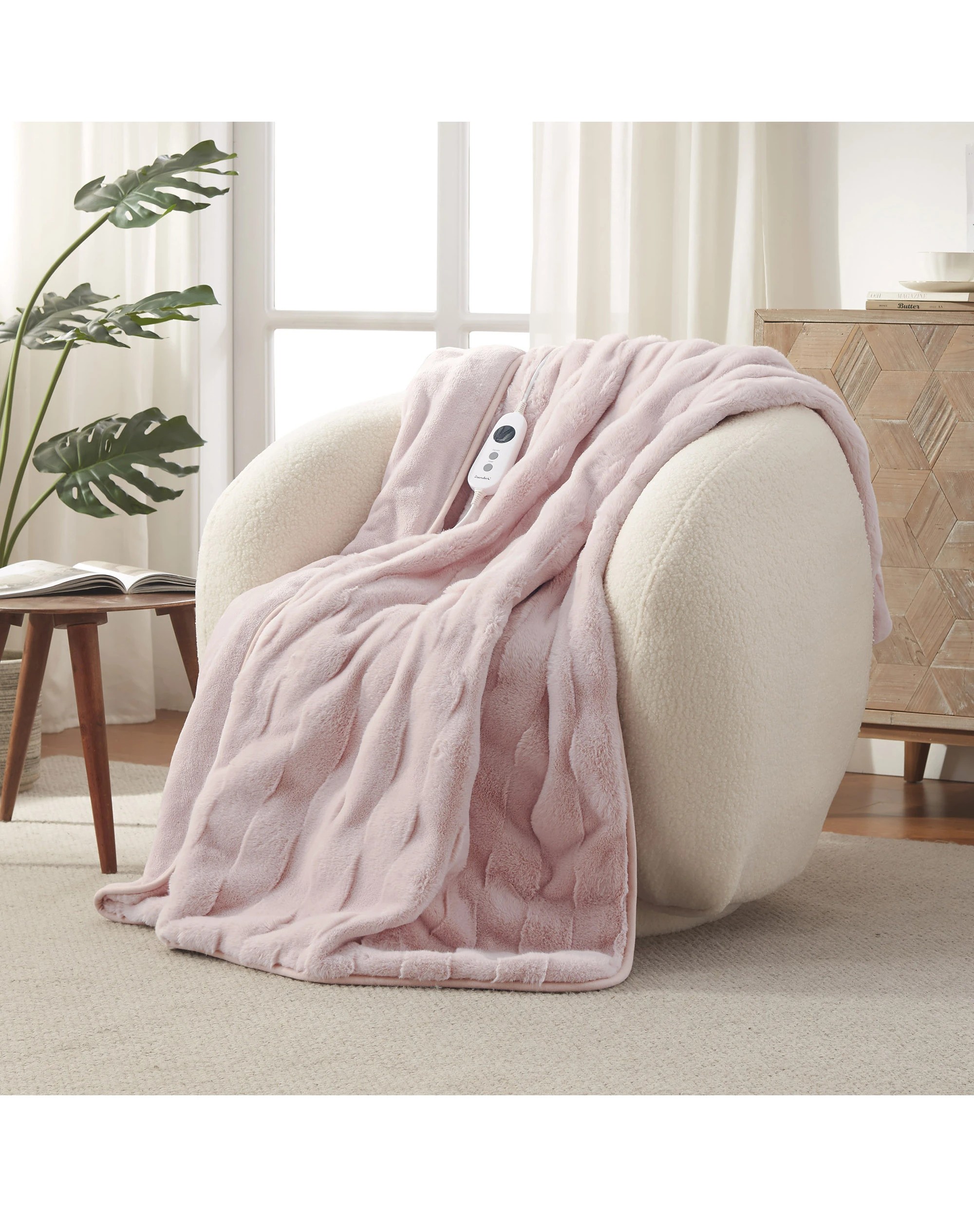 1 Dreamaker Basketweave Faux Fur Heated Throw 130x160cm - Blush Pink, 1 of 10