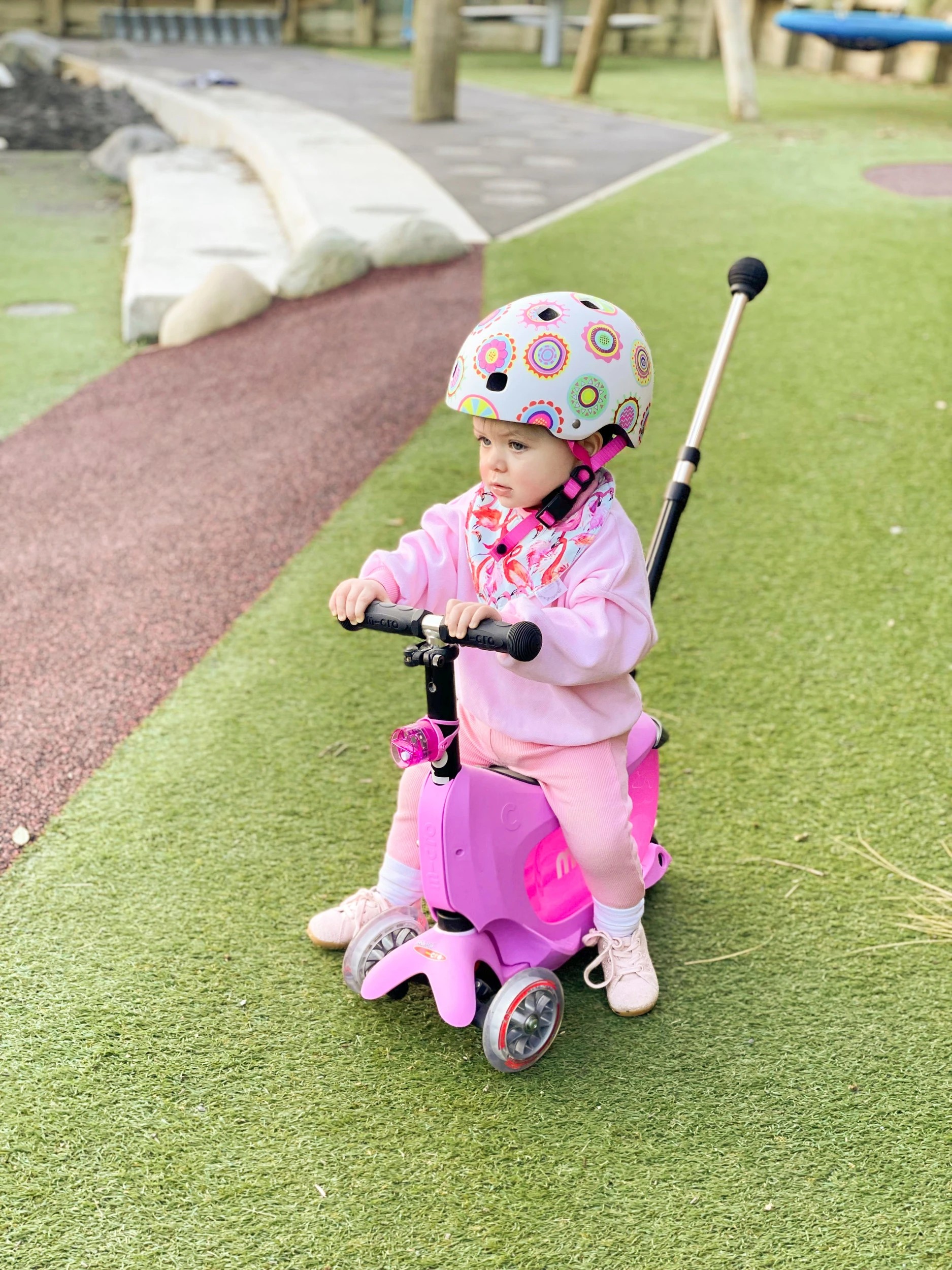 4 Micro Mini2Go Deluxe Plus 3 Wheel Scooter - Pink, 4 of 5