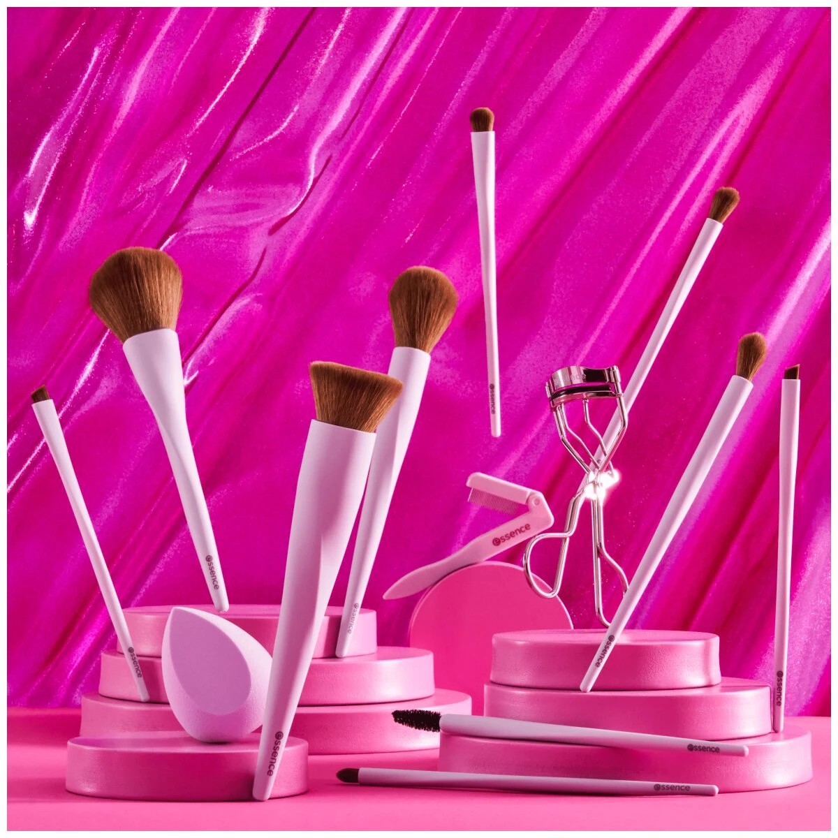 3 Essence Blush & Highlighter Brush - It's Glow Time 01 - Pink, 3 of 4