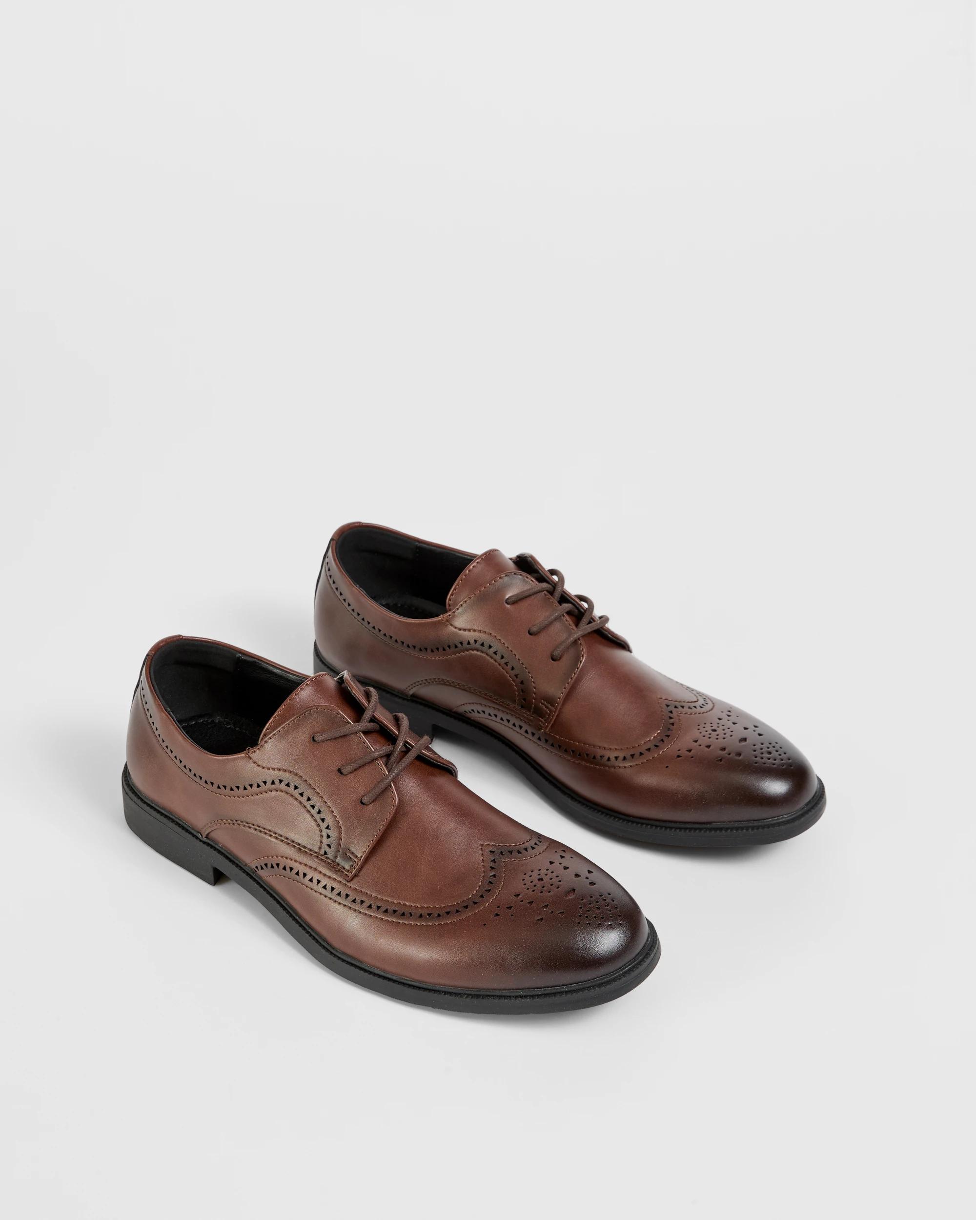 2 Target Man Brogue Dress Lace-Up Shoe BROWN, 2 of 3
