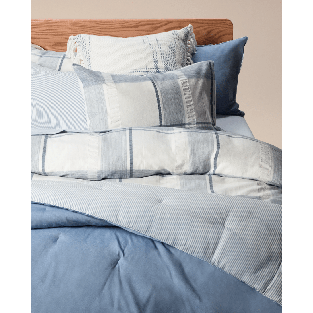 4 Target Hampton Stripe Comforter Set
 - Queen Bed
 - Blue, 4 of 6
