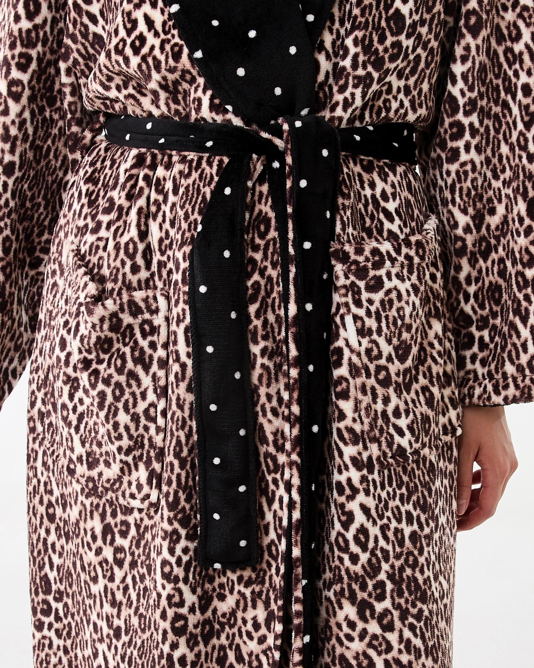 9 Reversible Printed Gown Leo Spot, 9 of 9