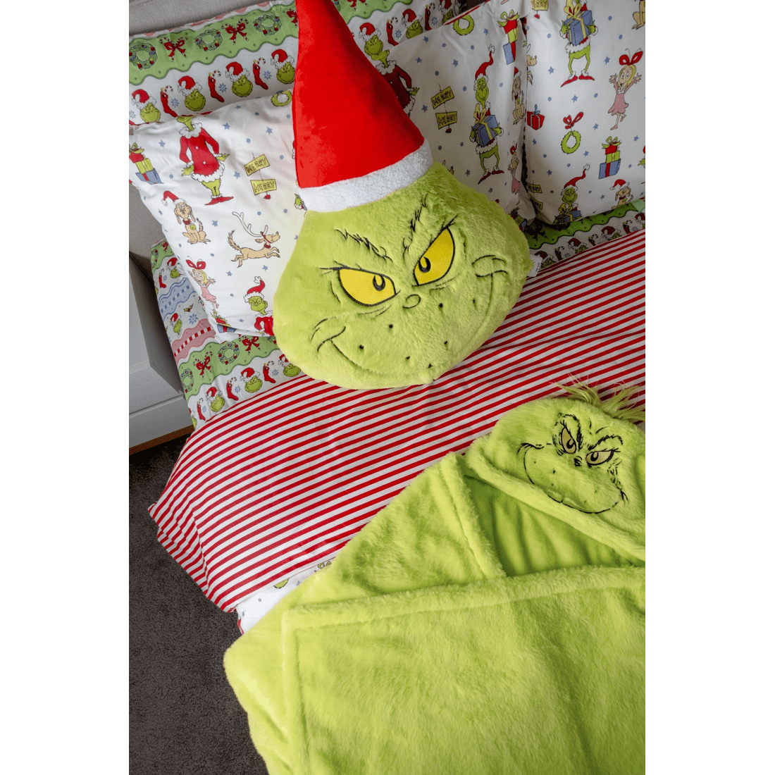 4 The Grinch Christmas Hooded Blanket Throw - Green, 4 of 9