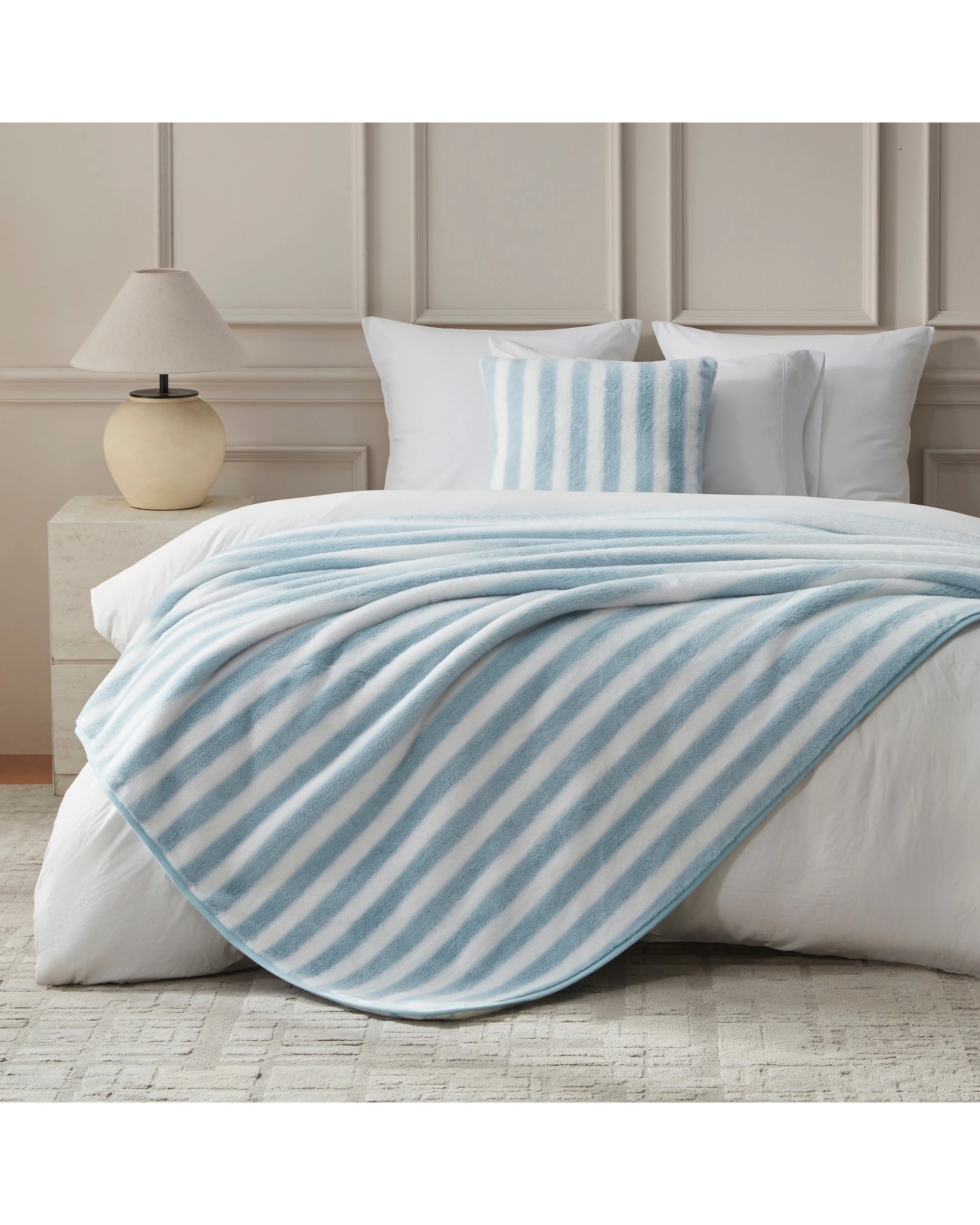 2 Dreamaker Wynter Reversible Faux Fur Throw 180x200cm - Blue, 2 of 7