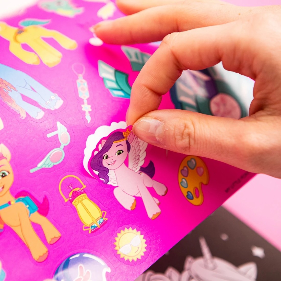 6 Kaleidoscope: My Little Pony Colouring Kit - Book, 6 of 6