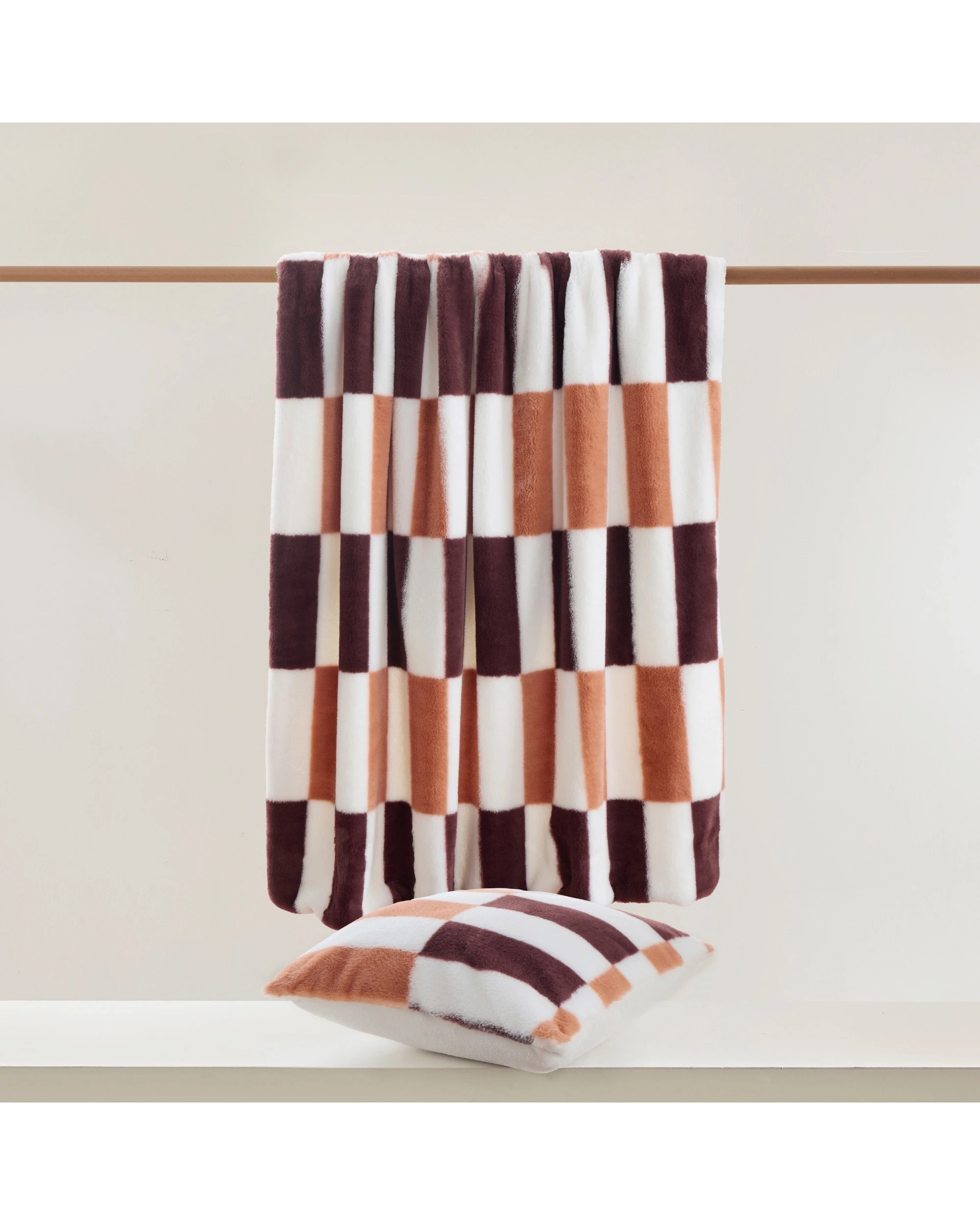 5 Dreamaker Alma Faux Fur Throw 130x170cm - Chocolate Mousse, 5 of 7