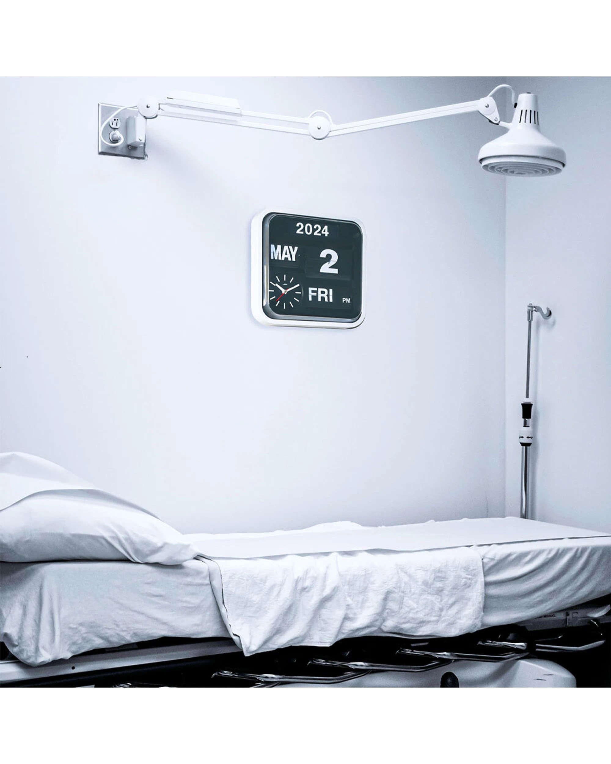 2 Leni Bankers Wall Clock With Calendar Silent Analog Movement 32x32cm - Black, 2 of 3