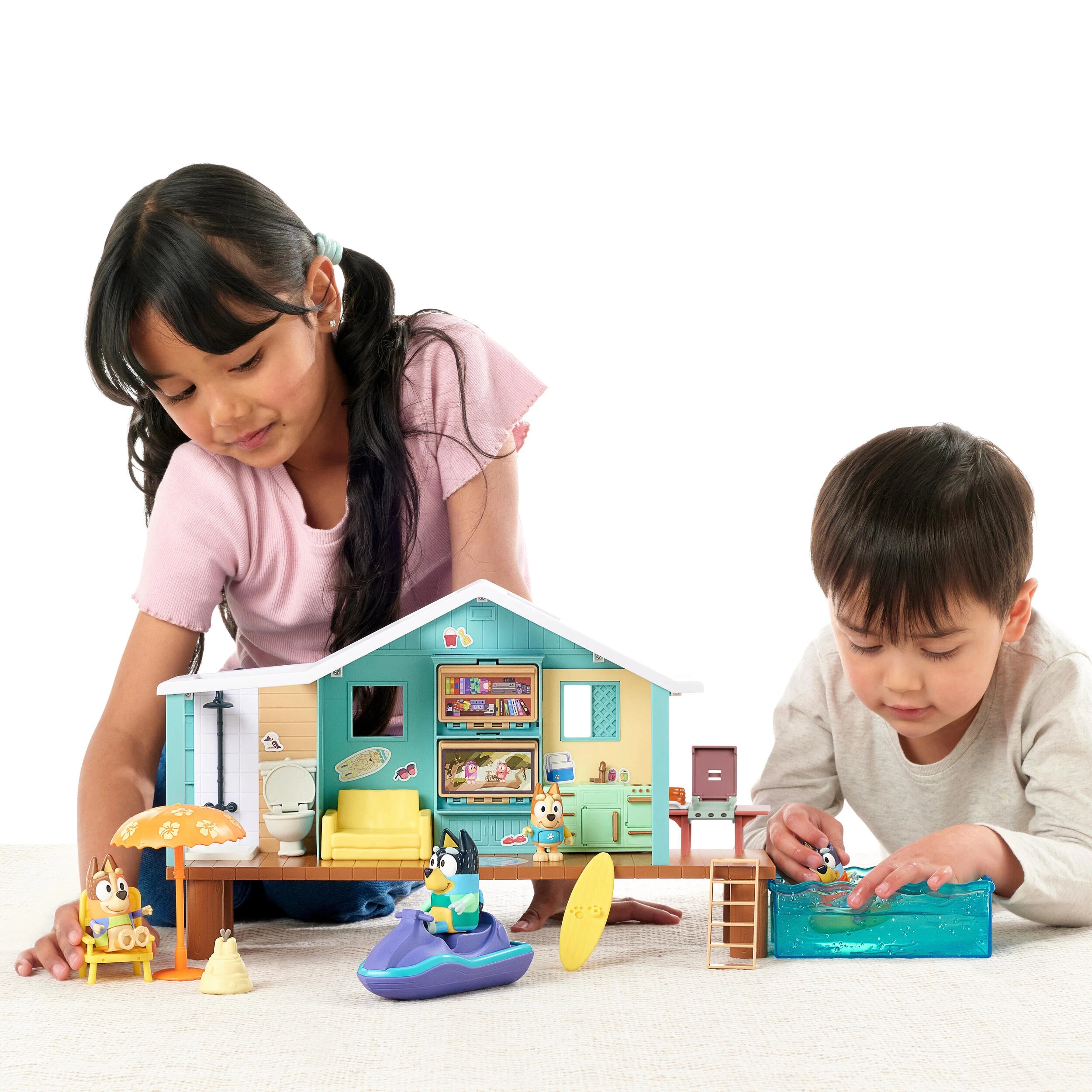 8 15 Piece Bluey Ultimate Beach Cabin Playset, 8 of 9