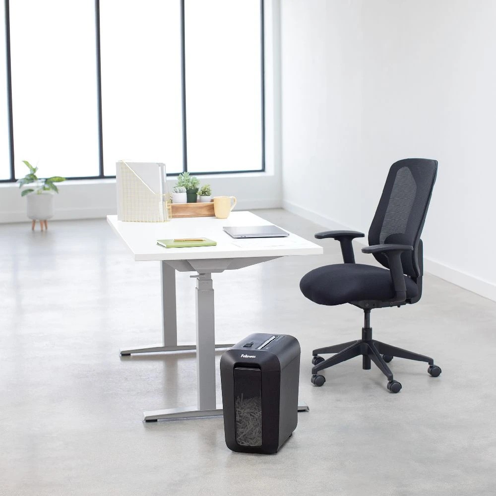 4 Fellowes LX65 Cross-cut Shredder, 4 of 5