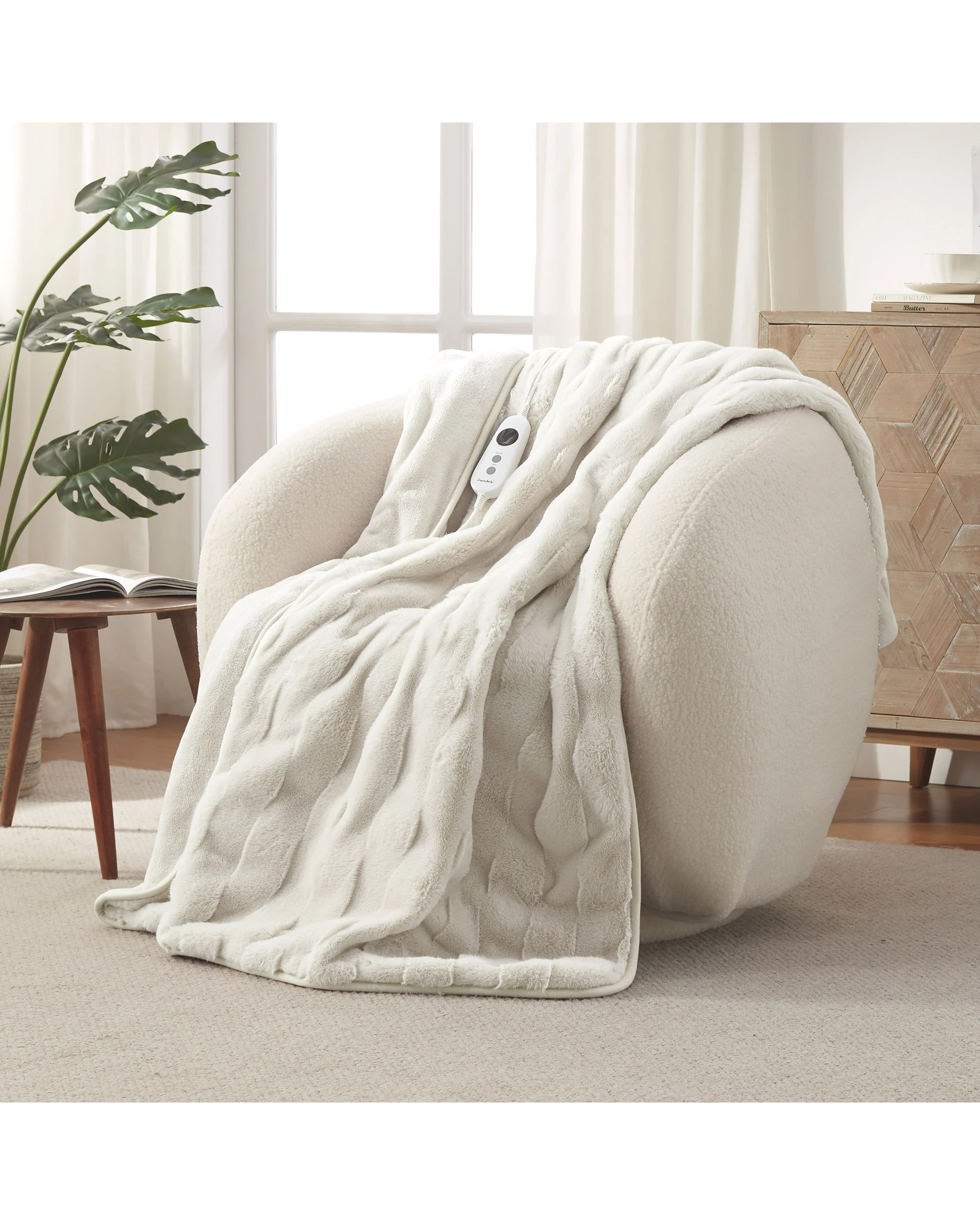 1 Dreamaker Basketweave Faux Fur Heated Throw 130x160cm - Cream, 1 of 10