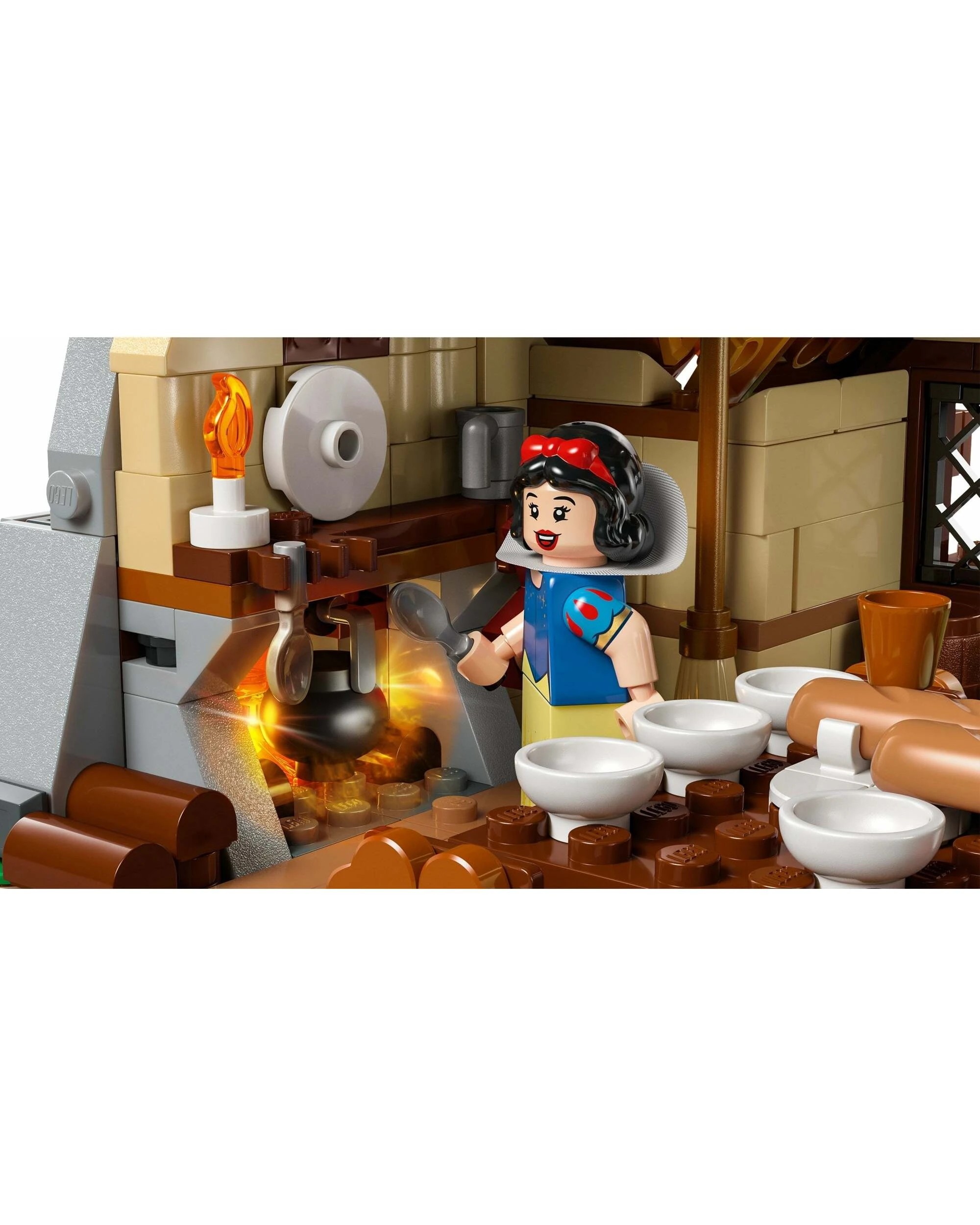 4 LEGO Disney Series 43242 Snow White and the Seven Dwarfs' Cottage, 4 of 5