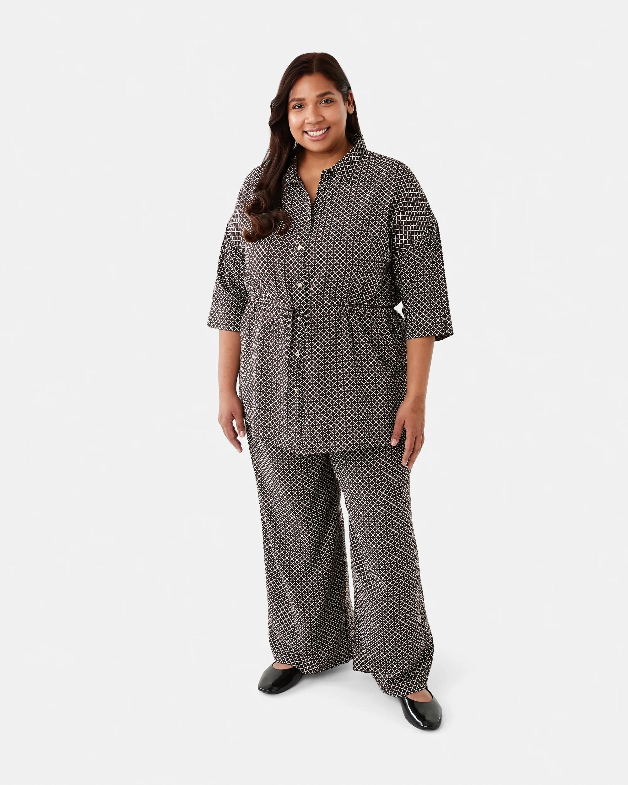 10 Curve Tie Waist Print Shirt Mono Tile, 10 of 10
