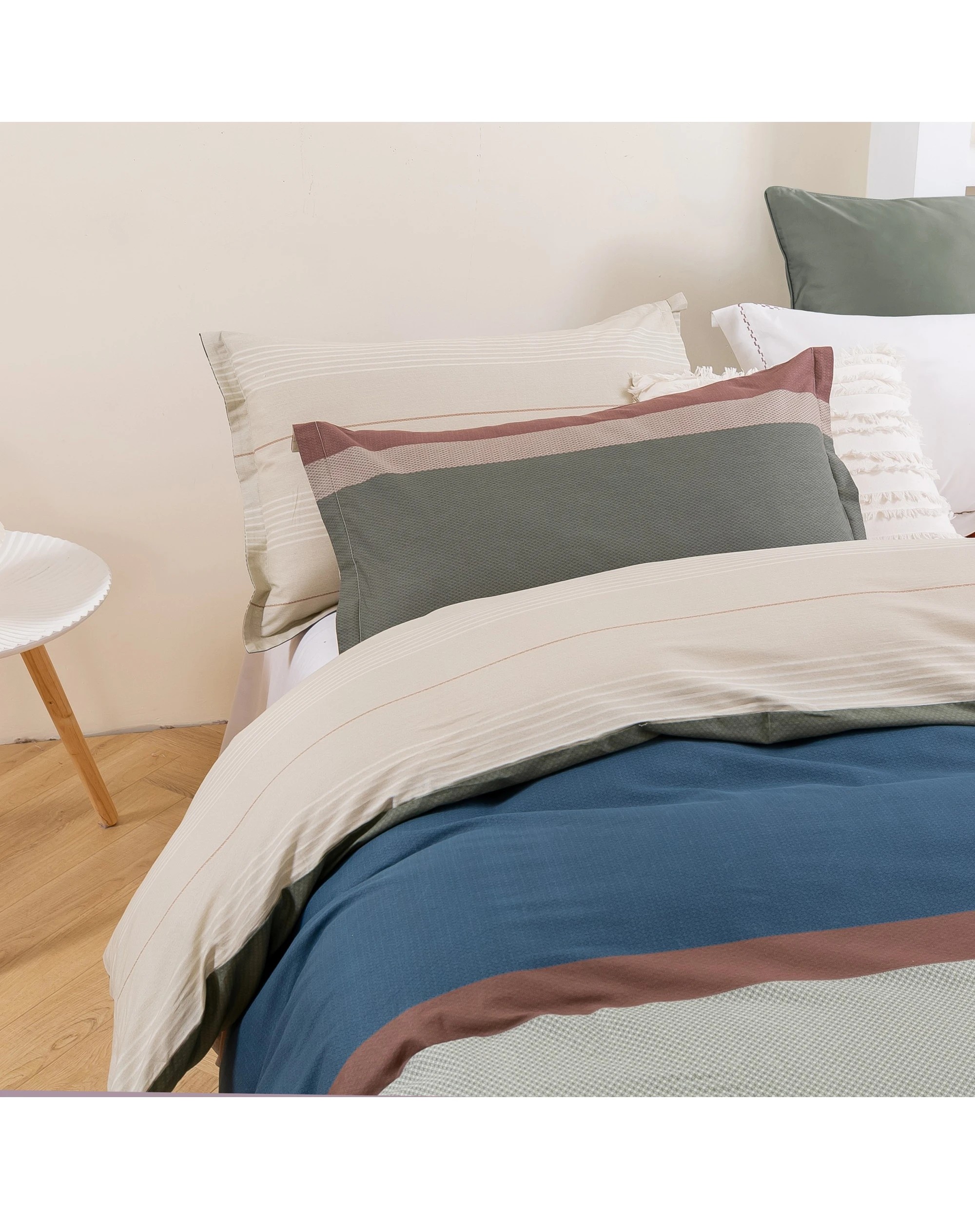 3 Dreamaker Canyon 100% Cotton Reversible Quilt Cover Set - Queen Bed - Green, 3 of 9