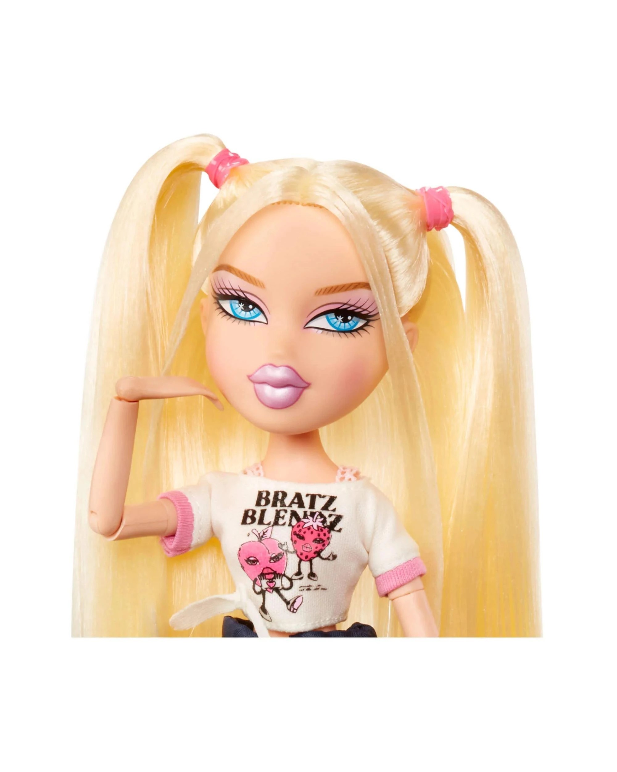 7 Bratz Stylin' Cloe Fashion Doll with Oversized Tee, 7 of 8
