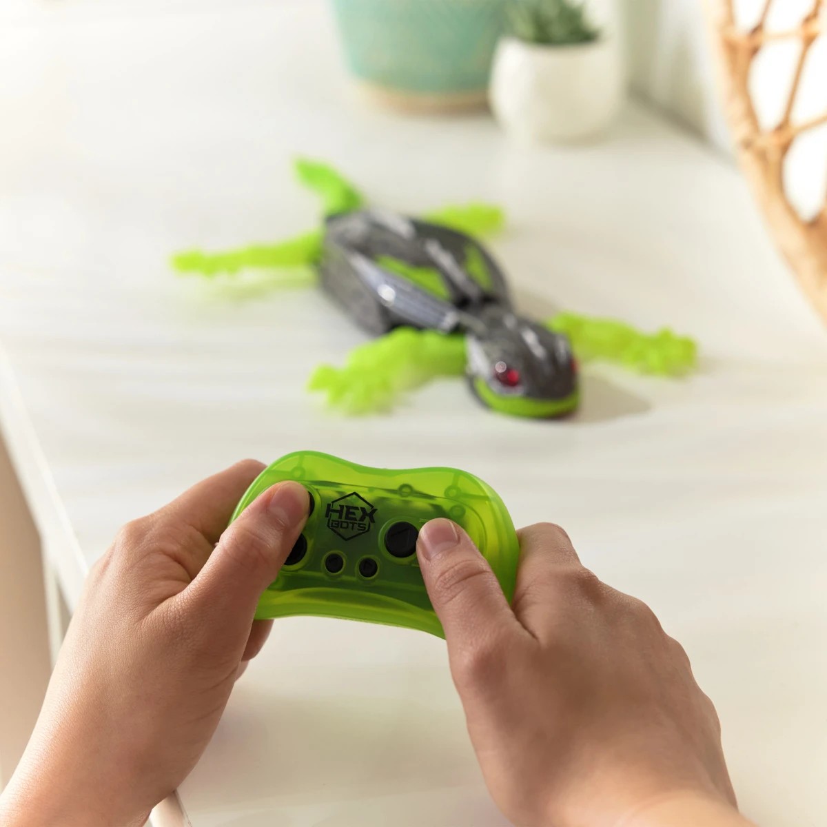 6 Hex Bots Wall Crawler Gecko Toy, 6 of 10