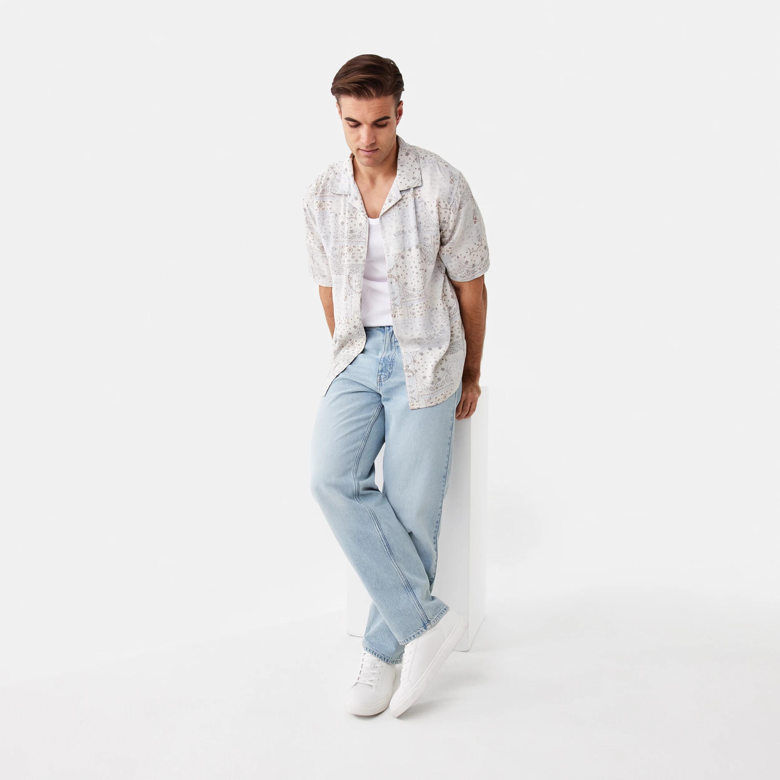 8 Relaxed Jeans Light Wash, 8 of 9