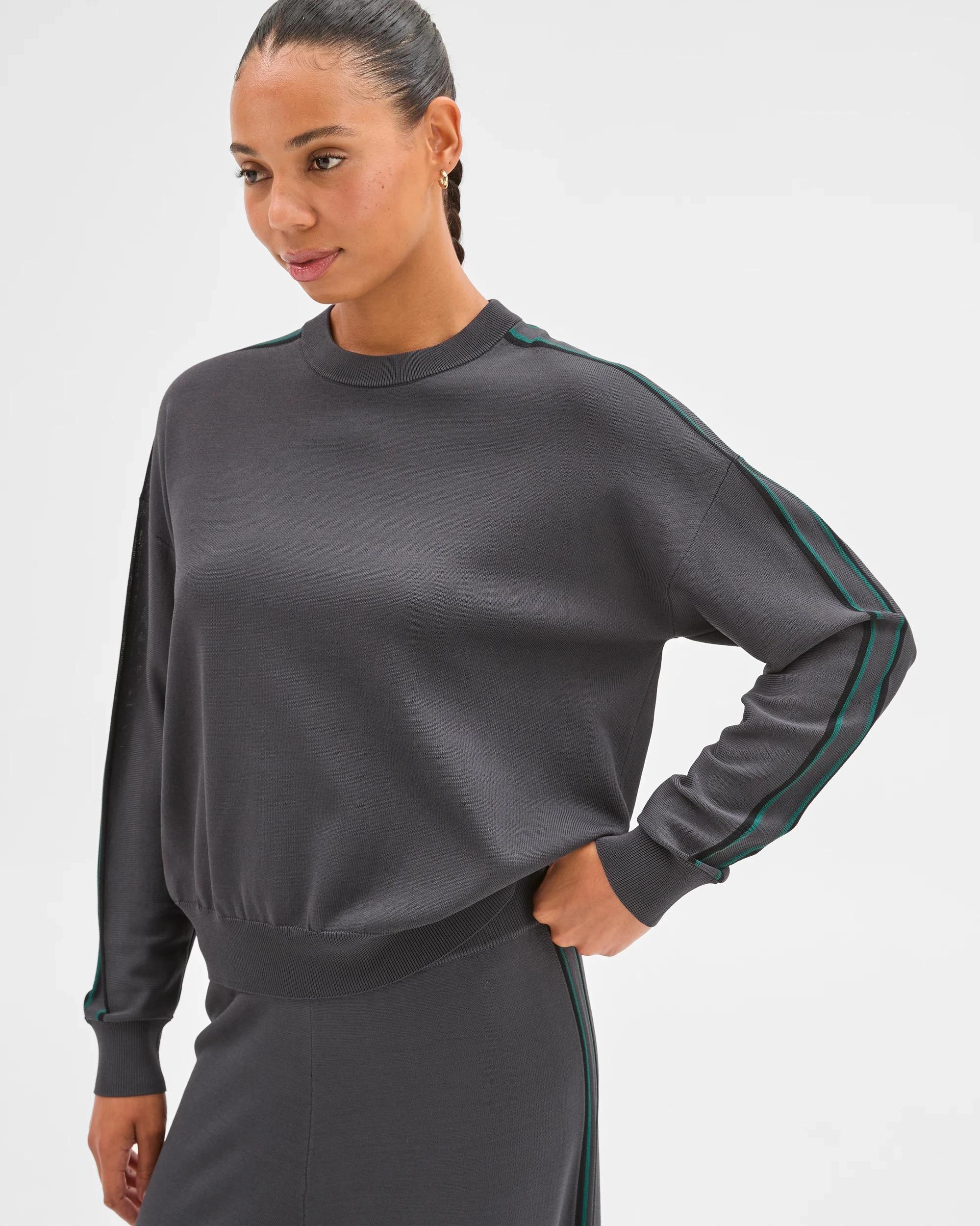 4 Target Active Active Studio Long Sleeve Crew Neck Crepe Top GRAPHITE/BLACK/PINE, 4 of 5