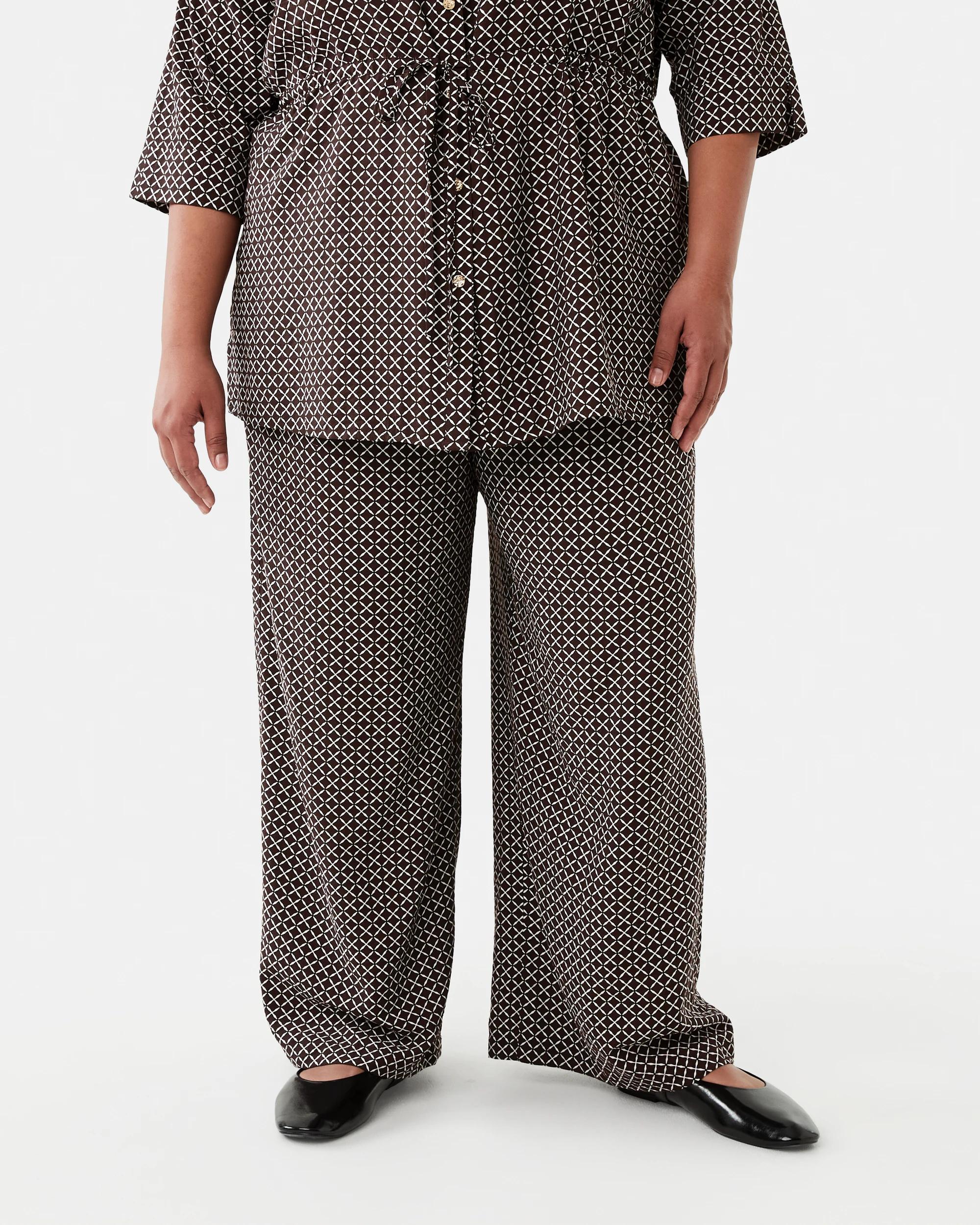1 Curve Comfort Print Pants Mono Tile, 1 of 6