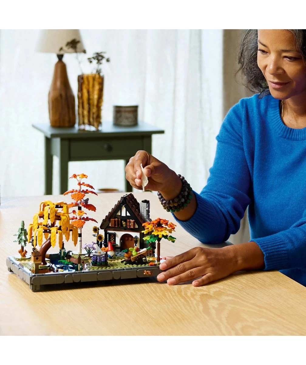 8 LEGO Icons Autumn Cottage Garden 11372, 8 of 10