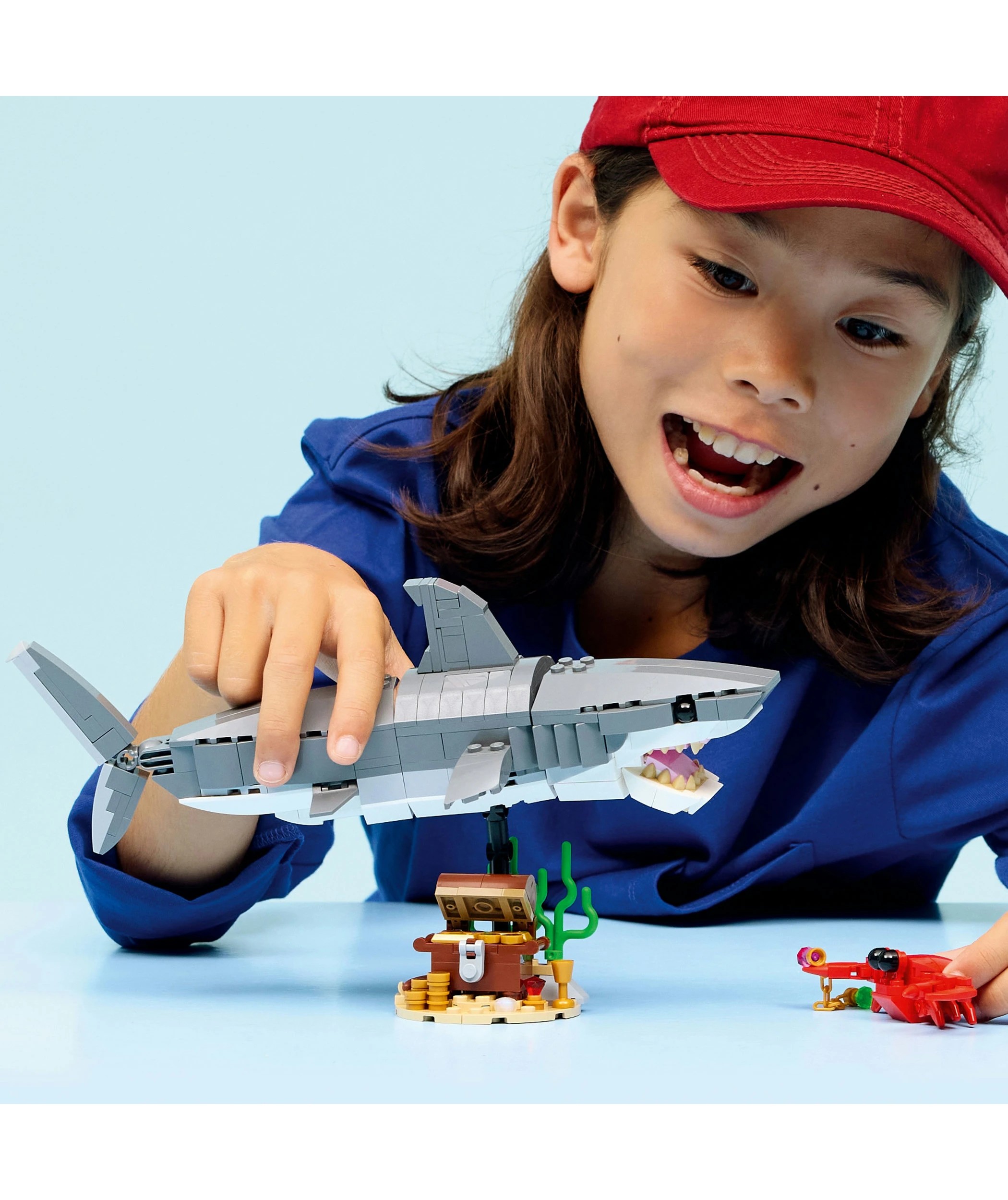8 LEGO Creator 3 in 1 Fierce Shark with a Treasure Chest 31381, 8 of 10