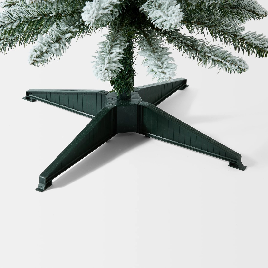 7 1.82m (6ft) Flocked Slim Prelit Christmas Tree, 7 of 8