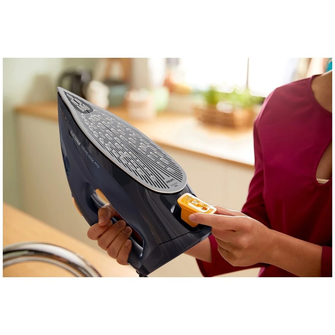 4 Philips Azur 7000 Series Steam Iron Navy, 4 of 5