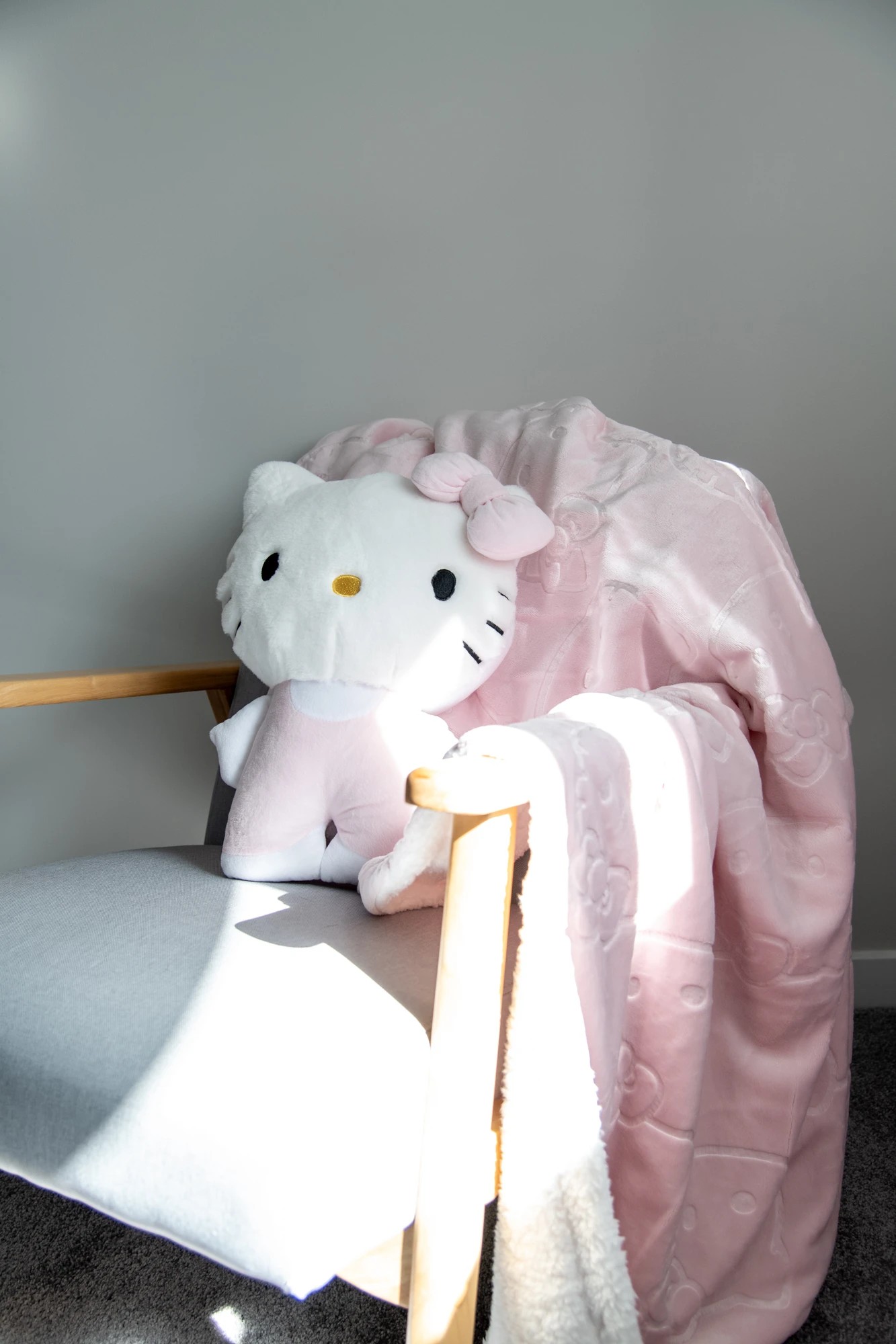 1 Hello Kitty Throw
 - Queen Bed
 - Pink, 1 of 7